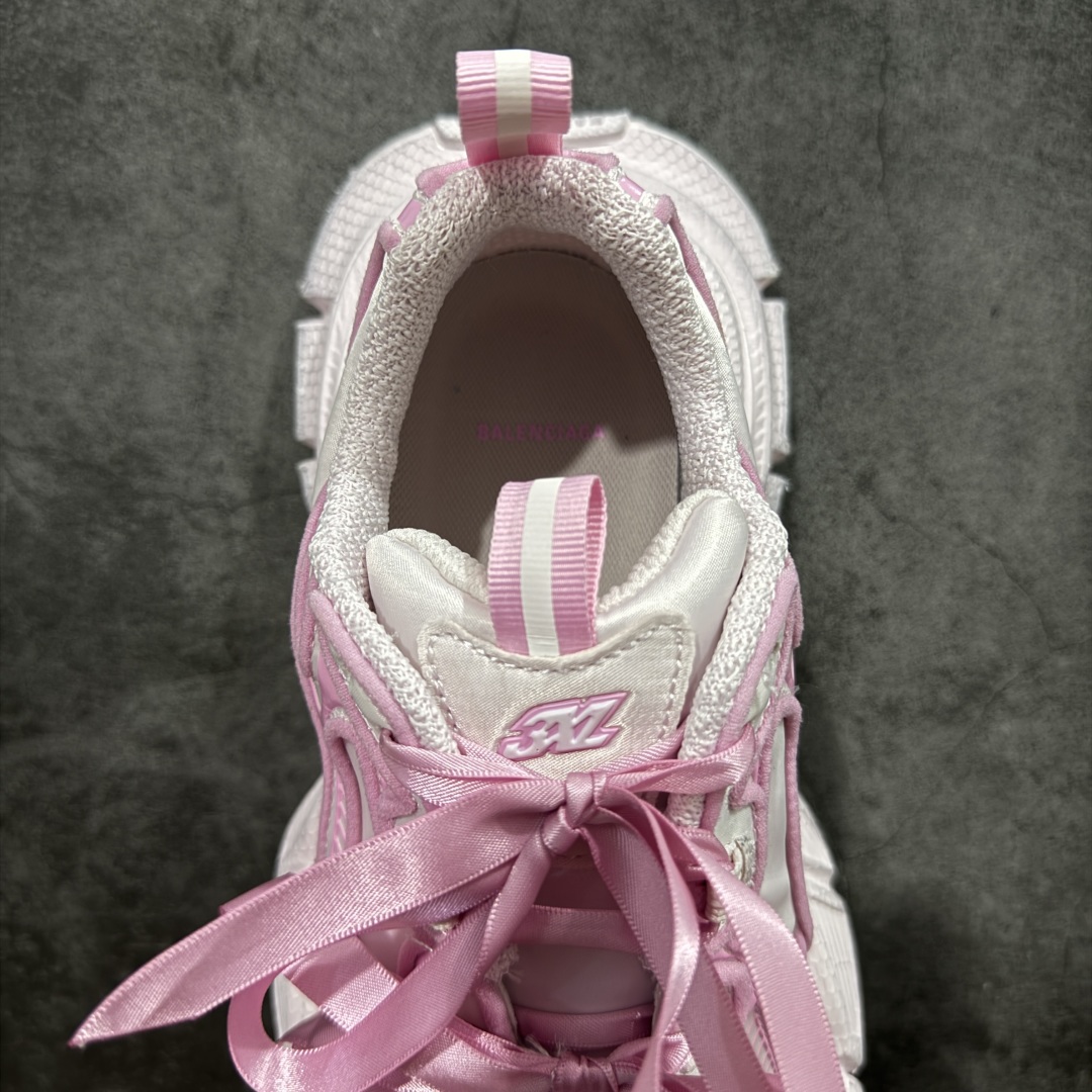 图片[8]-【VG版本】Balenciaga 3XL Denim 官方同步 巴黎世家十代10代 缎面蝴蝶结粉色 潮流跑鞋 全套原纸板楦头开发 最原汁原味的灵魂版型 全鞋荧光划线卡点 胶水把控整洁度追求极致完美 每一双都是工艺品 多重QC质检 超越公司货的品控标准 实实在在的免检产品 原盒原配 正确字体电绣 粗细、位置、大小正确 侧边TPU 透气孔匹配意产原版 正确分离大底 TPU软底 原版一致大底LOGO 立体感十足 原厂皮料水洗做旧 采购原厂网纱 不含皮革 网布材料和聚氨酯 磨损效果 鞋头边缘和后帮 Balenciaga 徽标 鞋面和后跟凸印尺码 鞋舌 3XL 橡胶品牌标识和反光细节 鞋帮拉袢和鞋舌拉祥 配反光细节 备用鞋带在鞋履前侧 可在穿着前取下 便于不同造型搭配 正常尺码 尺码：35 36 37 38 39 40 41 42-选品中心