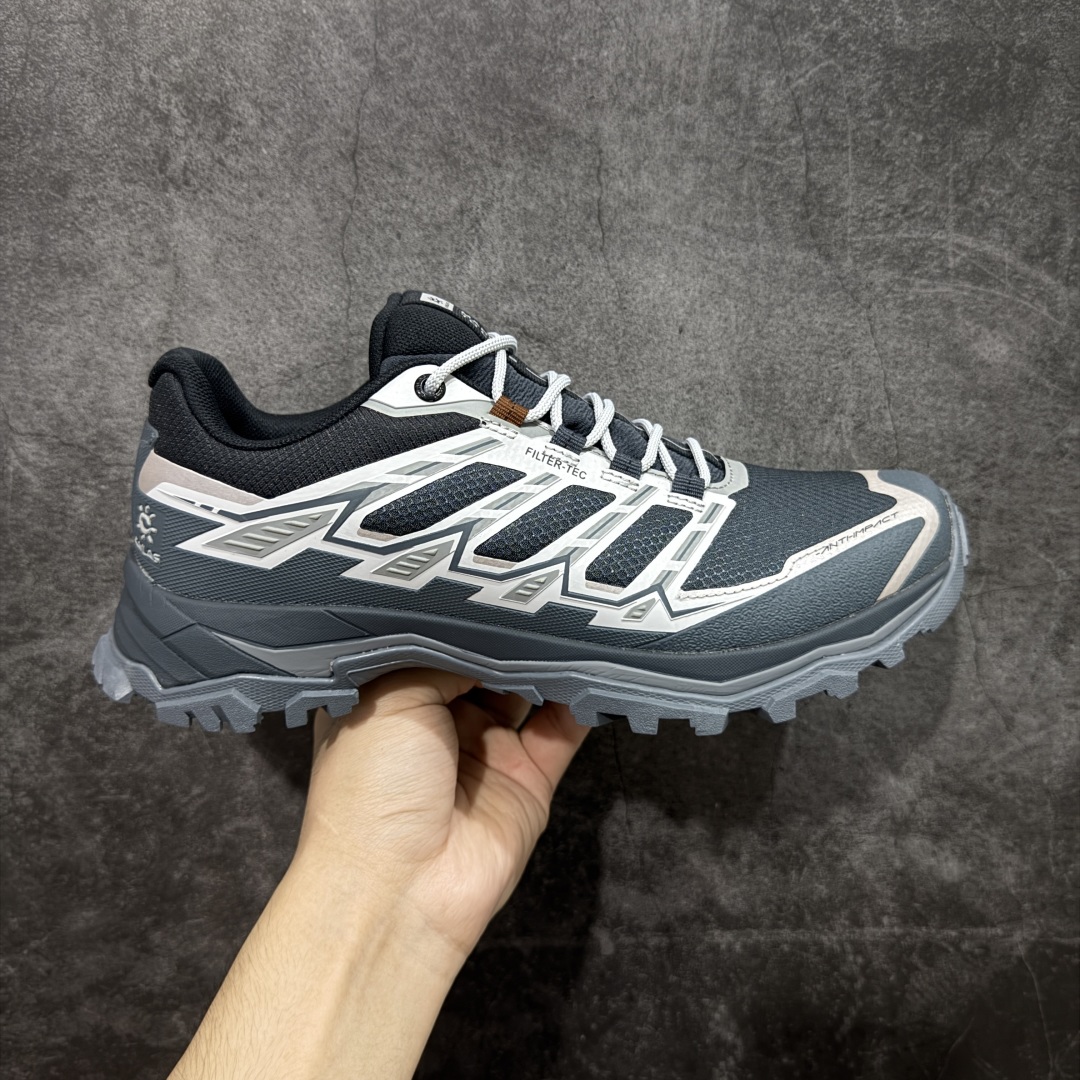 【Top纯原】凯乐石KAILAS 远征5 FLT 舒适简约经典登山 防滑耐磨防水 低帮 徒步鞋 鞋面材质:运用耐磨防砂网布,能防止沙石进入鞋内,同时具备良好的透气性,可让脚部保持干爽。 \\t鞋底性能:搭载Vibram防滑耐磨大底,有出色的抓地力,仿鲨齿纹路设计,能应对各种复杂路面;鞋底还能提供良好的稳定性和支撑力,减少脚部疲劳。 \\t防水技术:采用FILTERTEC防水透气技术,防水指数高达8000mm H₂O,能有效防止雨水渗透,同时能保持脚面干爽。 \\t细节设计:鞋头采用橡胶防撞包边,保护脚趾免受伤害;鞋舌一体式设计,防止碎石泥沙进入;采用亚洲人脚型鞋楦设计,配合中腰包裹,提高舒适性。 适用场景:适合多日或单日轻装徒步,也可用于城市通勤,是一双兼顾户外与日常穿着的多功能鞋子。 尺码:39-45-选品中心