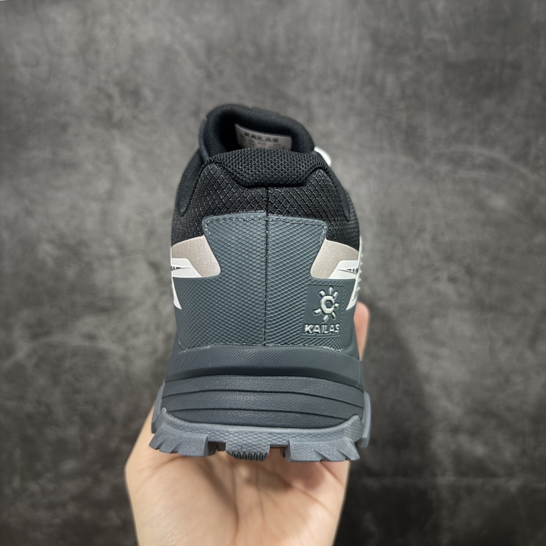 图片[4]-【Top纯原】凯乐石KAILAS 远征5 FLT 舒适简约经典登山 防滑耐磨防水 低帮 徒步鞋 鞋面材质：运用耐磨防砂网布，能防止沙石进入鞋内，同时具备良好的透气性，可让脚部保持干爽。 \\t鞋底性能：搭载Vibram防滑耐磨大底，有出色的抓地力，仿鲨齿纹路设计，能应对各种复杂路面；鞋底还能提供良好的稳定性和支撑力，减少脚部疲劳。 \\t防水技术：采用FILTERTEC防水透气技术，防水指数高达8000mm H₂O，能有效防止雨水渗透，同时能保持脚面干爽。 \\t细节设计：鞋头采用橡胶防撞包边，保护脚趾免受伤害；鞋舌一体式设计，防止碎石泥沙进入；采用亚洲人脚型鞋楦设计，配合中腰包裹，提高舒适性。 适用场景：适合多日或单日轻装徒步，也可用于城市通勤，是一双兼顾户外与日常穿着的多功能鞋子。 尺码：39-45-选品中心