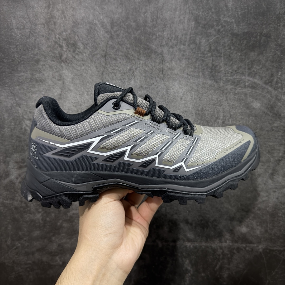 【Top纯原】凯乐石KAILAS 远征5 FLT 舒适简约经典登山 防滑耐磨防水 低帮 徒步鞋 鞋面材质:运用耐磨防砂网布,能防止沙石进入鞋内,同时具备良好的透气性,可让脚部保持干爽。 \\t鞋底性能:搭载Vibram防滑耐磨大底,有出色的抓地力,仿鲨齿纹路设计,能应对各种复杂路面;鞋底还能提供良好的稳定性和支撑力,减少脚部疲劳。 \\t防水技术:采用FILTERTEC防水透气技术,防水指数高达8000mm H₂O,能有效防止雨水渗透,同时能保持脚面干爽。 \\t细节设计:鞋头采用橡胶防撞包边,保护脚趾免受伤害;鞋舌一体式设计,防止碎石泥沙进入;采用亚洲人脚型鞋楦设计,配合中腰包裹,提高舒适性。 适用场景:适合多日或单日轻装徒步,也可用于城市通勤,是一双兼顾户外与日常穿着的多功能鞋子。 尺码:39-45-选品中心