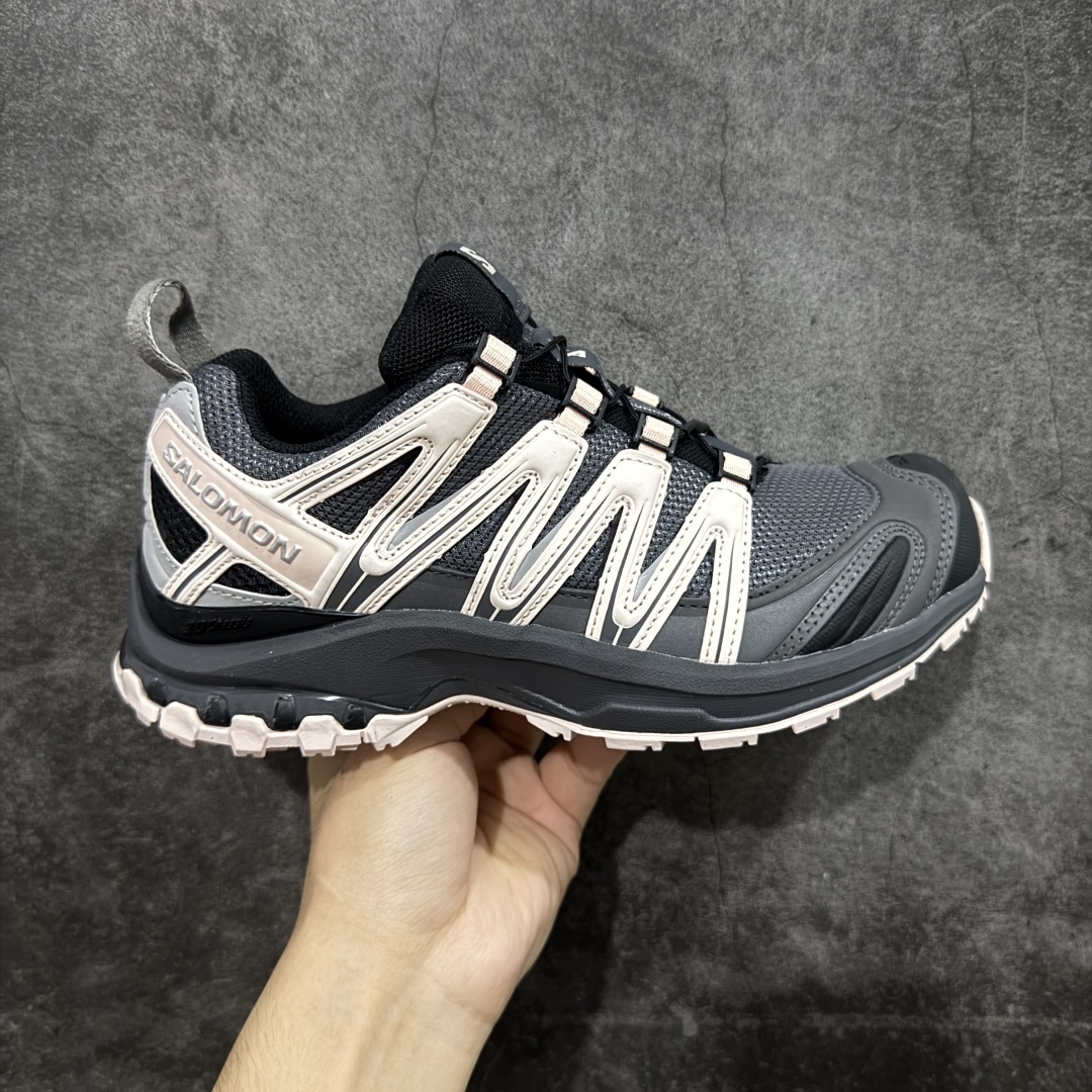 【PZ纯原】SALOMON XA Pro 3D ADV Seaonal萨洛蒙潮流越野机能户外功能鞋 黑粉 491841 全新版本出货 好货不怕晚 品质 细节 材料都是肉眼可以见! 售前售后也是其它工厂无法匹敌! 纯原外贸平台特供订单 耗时半年巨作 全套原纸板楦头开发 原厂特供网布配套加持 确保原汁原味 完美呈现版型 原档数据独家私模五层组合大底 男女鞋同步官方开发至46.5 原装Ortholite轻量化鞋垫 中底布带钢印编号 原厂TPU锁扣 进口港宝加持 后跟自然饱满 还原公司包裹性 鞋面采用SENSIFT贴合技术 全方位贴合包裹脚型 鞋跟部鞋底牵引设计 提供强大的抓地性能 更适应野外崎岖不平的道路 其3D ADVANCED CHASSIS底盘 材料轻量大化 钉齿设计更具稳定性 防护性 鞋底易磨损区运用CONTAGRIP高耐磨材料 应对城市硬质路面长距离跑考验 尺码:36 36.5 37.5 38 38.5 39 40-选品中心