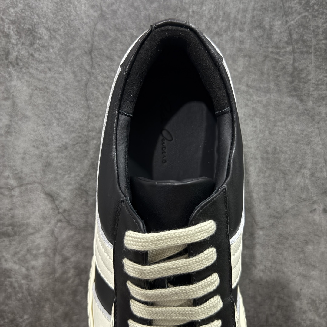 图片[8]-【莞顶渠道】瑞克 欧文斯Rick owens 主线 经典西瓜头 RO低帮帆布 进口原料牛皮 莞产超级顶货 新配色陆续上架 产品只会越做越漂亮💯 鞋头采用原版一致工艺 又翘又歪的效果目前这个技术市面上的任何版本都达不到这个效果 私模开发 细节一步到位不敢说百分百💯保证有百分之98还原 慢工出细活 好的产品不怕晚 这次的开发针对艺术家 收藏家 高品质 的人群 水染粒面小牛皮材质，和针车间距都是极致还原！ 顶级头层的小牛皮，质感无敌，奢侈品的触感！ 定制品牌logo的拉链！超大一比一规格礼盒装，重达3斤以上，外加定制欧文斯保护盒！ 配有日文、英文，双语种配件卡片！细节诠释，一件不落。 鞋盒翻盖 三标，正面+底部都一一做到！虽然增加不了实质的成本，但是打磨产品的细节，再微小也会还原！ 尺码：35 36 37 38 39 40 41 42 43 44 45 46-选品中心