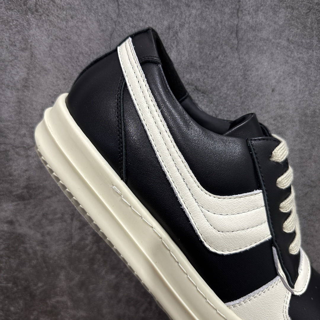 图片[7]-【莞顶渠道】瑞克 欧文斯Rick owens 主线 经典西瓜头 RO低帮帆布 进口原料牛皮 莞产超级顶货 新配色陆续上架 产品只会越做越漂亮💯 鞋头采用原版一致工艺 又翘又歪的效果目前这个技术市面上的任何版本都达不到这个效果 私模开发 细节一步到位不敢说百分百💯保证有百分之98还原 慢工出细活 好的产品不怕晚 这次的开发针对艺术家 收藏家 高品质 的人群 水染粒面小牛皮材质，和针车间距都是极致还原！ 顶级头层的小牛皮，质感无敌，奢侈品的触感！ 定制品牌logo的拉链！超大一比一规格礼盒装，重达3斤以上，外加定制欧文斯保护盒！ 配有日文、英文，双语种配件卡片！细节诠释，一件不落。 鞋盒翻盖 三标，正面+底部都一一做到！虽然增加不了实质的成本，但是打磨产品的细节，再微小也会还原！ 尺码：35 36 37 38 39 40 41 42 43 44 45 46-选品中心