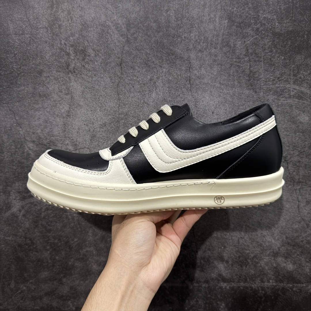 图片[2]-【莞顶渠道】瑞克 欧文斯Rick owens 主线 经典西瓜头 RO低帮帆布 进口原料牛皮 莞产超级顶货 新配色陆续上架 产品只会越做越漂亮💯 鞋头采用原版一致工艺 又翘又歪的效果目前这个技术市面上的任何版本都达不到这个效果 私模开发 细节一步到位不敢说百分百💯保证有百分之98还原 慢工出细活 好的产品不怕晚 这次的开发针对艺术家 收藏家 高品质 的人群 水染粒面小牛皮材质，和针车间距都是极致还原！ 顶级头层的小牛皮，质感无敌，奢侈品的触感！ 定制品牌logo的拉链！超大一比一规格礼盒装，重达3斤以上，外加定制欧文斯保护盒！ 配有日文、英文，双语种配件卡片！细节诠释，一件不落。 鞋盒翻盖 三标，正面+底部都一一做到！虽然增加不了实质的成本，但是打磨产品的细节，再微小也会还原！ 尺码：35 36 37 38 39 40 41 42 43 44 45 46-选品中心