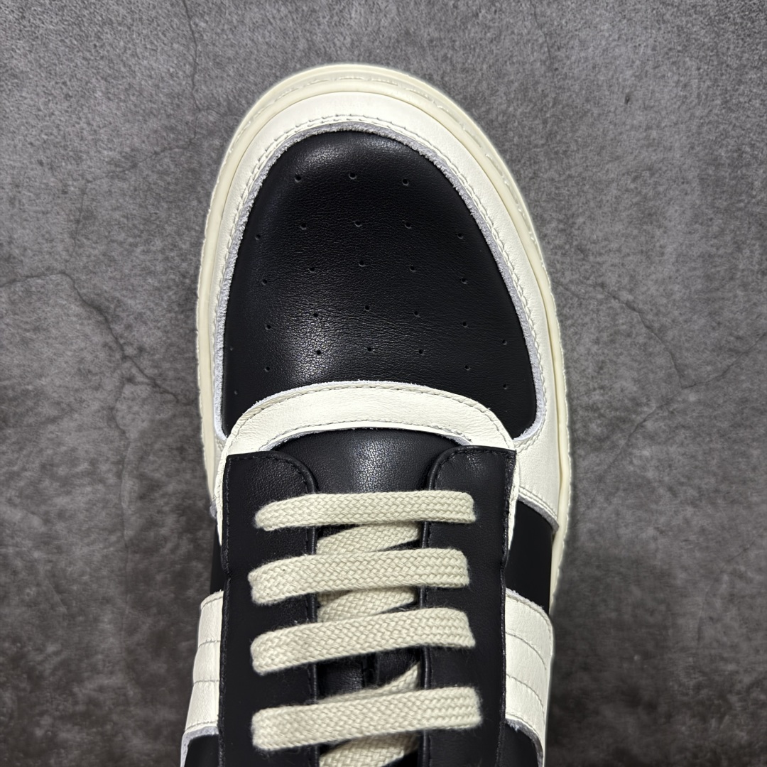 图片[5]-【莞顶渠道】瑞克 欧文斯Rick owens 主线 经典西瓜头 RO低帮帆布 进口原料牛皮 莞产超级顶货 新配色陆续上架 产品只会越做越漂亮💯 鞋头采用原版一致工艺 又翘又歪的效果目前这个技术市面上的任何版本都达不到这个效果 私模开发 细节一步到位不敢说百分百💯保证有百分之98还原 慢工出细活 好的产品不怕晚 这次的开发针对艺术家 收藏家 高品质 的人群 水染粒面小牛皮材质，和针车间距都是极致还原！ 顶级头层的小牛皮，质感无敌，奢侈品的触感！ 定制品牌logo的拉链！超大一比一规格礼盒装，重达3斤以上，外加定制欧文斯保护盒！ 配有日文、英文，双语种配件卡片！细节诠释，一件不落。 鞋盒翻盖 三标，正面+底部都一一做到！虽然增加不了实质的成本，但是打磨产品的细节，再微小也会还原！ 尺码：35 36 37 38 39 40 41 42 43 44 45 46-选品中心