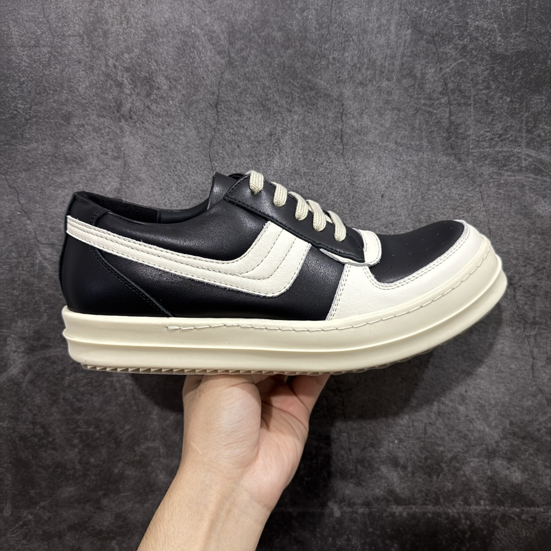 【莞顶渠道】瑞克 欧文斯Rick owens 主线 经典西瓜头 RO低帮帆布 进口原料牛皮 莞产超级顶货 新配色陆续上架 产品只会越做越漂亮💯 鞋头采用原版一致工艺 又翘又歪的效果目前这个技术市面上的任何版本都达不到这个效果 私模开发 细节一步到位不敢说百分百💯保证有百分之98还原 慢工出细活 好的产品不怕晚 这次的开发针对艺术家 收藏家 高品质 的人群 水染粒面小牛皮材质,和针车间距都是极致还原! 顶级头层的小牛皮,质感无敌,奢侈品的触感! 定制品牌logo的拉链!超大一比一规格礼盒装,重达3斤以上,外加定制欧文斯保护盒! 配有日文、英文,双语种配件卡片!细节诠释,一件不落。 鞋盒翻盖 三标,正面+底部都一一做到!虽然增加不了实质的成本,但是打磨产品的细节,再微小也会还原! 尺码:35 36 37 38 39 40 41 42 43 44 45 46-选品中心