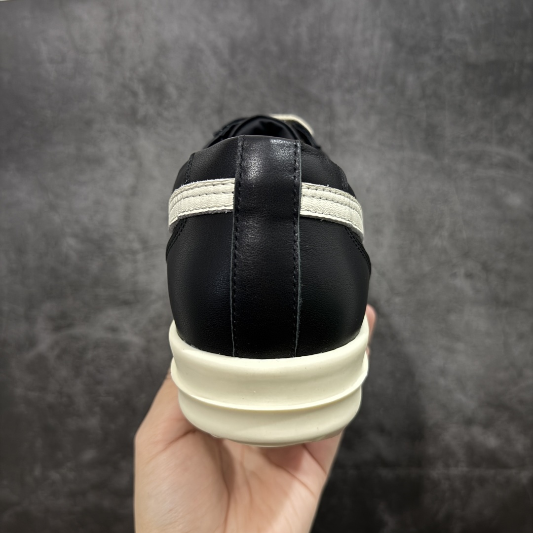 图片[4]-【莞顶渠道】瑞克 欧文斯Rick owens 主线 经典西瓜头 RO低帮帆布 进口原料牛皮 莞产超级顶货 新配色陆续上架 产品只会越做越漂亮💯 鞋头采用原版一致工艺 又翘又歪的效果目前这个技术市面上的任何版本都达不到这个效果 私模开发 细节一步到位不敢说百分百💯保证有百分之98还原 慢工出细活 好的产品不怕晚 这次的开发针对艺术家 收藏家 高品质 的人群 水染粒面小牛皮材质，和针车间距都是极致还原！ 顶级头层的小牛皮，质感无敌，奢侈品的触感！ 定制品牌logo的拉链！超大一比一规格礼盒装，重达3斤以上，外加定制欧文斯保护盒！ 配有日文、英文，双语种配件卡片！细节诠释，一件不落。 鞋盒翻盖 三标，正面+底部都一一做到！虽然增加不了实质的成本，但是打磨产品的细节，再微小也会还原！ 尺码：35 36 37 38 39 40 41 42 43 44 45 46-选品中心