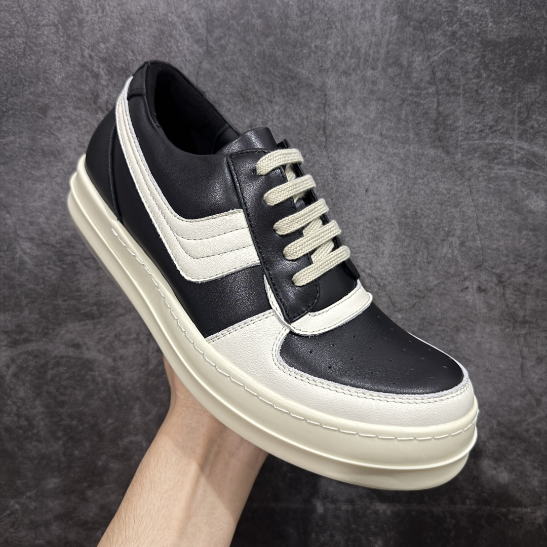 图片[3]-【莞顶渠道】瑞克 欧文斯Rick owens 主线 经典西瓜头 RO低帮帆布 进口原料牛皮 莞产超级顶货 新配色陆续上架 产品只会越做越漂亮💯 鞋头采用原版一致工艺 又翘又歪的效果目前这个技术市面上的任何版本都达不到这个效果 私模开发 细节一步到位不敢说百分百💯保证有百分之98还原 慢工出细活 好的产品不怕晚 这次的开发针对艺术家 收藏家 高品质 的人群 水染粒面小牛皮材质，和针车间距都是极致还原！ 顶级头层的小牛皮，质感无敌，奢侈品的触感！ 定制品牌logo的拉链！超大一比一规格礼盒装，重达3斤以上，外加定制欧文斯保护盒！ 配有日文、英文，双语种配件卡片！细节诠释，一件不落。 鞋盒翻盖 三标，正面+底部都一一做到！虽然增加不了实质的成本，但是打磨产品的细节，再微小也会还原！ 尺码：35 36 37 38 39 40 41 42 43 44 45 46-选品中心