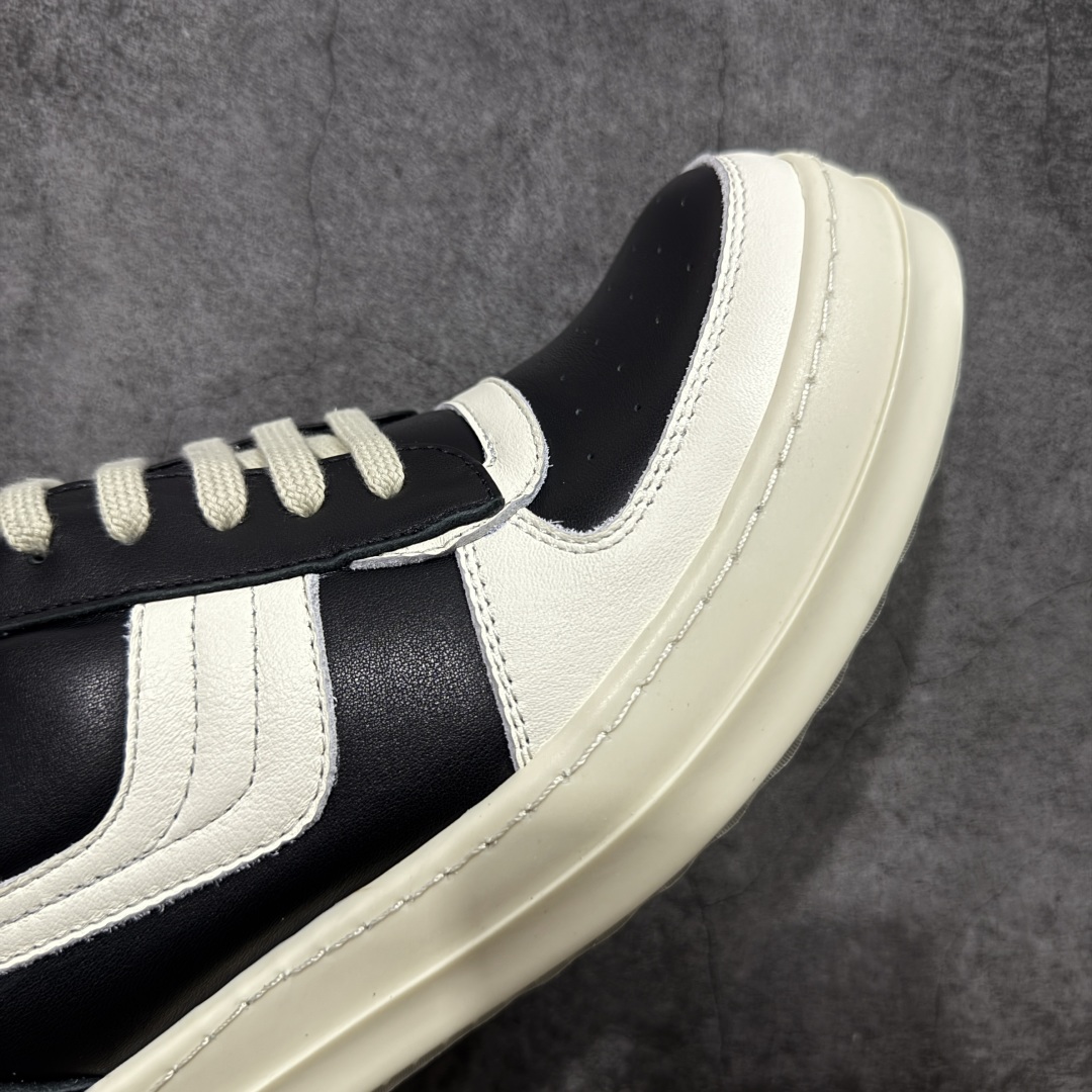 图片[6]-【莞顶渠道】瑞克 欧文斯Rick owens 主线 经典西瓜头 RO低帮帆布 进口原料牛皮 莞产超级顶货 新配色陆续上架 产品只会越做越漂亮💯 鞋头采用原版一致工艺 又翘又歪的效果目前这个技术市面上的任何版本都达不到这个效果 私模开发 细节一步到位不敢说百分百💯保证有百分之98还原 慢工出细活 好的产品不怕晚 这次的开发针对艺术家 收藏家 高品质 的人群 水染粒面小牛皮材质，和针车间距都是极致还原！ 顶级头层的小牛皮，质感无敌，奢侈品的触感！ 定制品牌logo的拉链！超大一比一规格礼盒装，重达3斤以上，外加定制欧文斯保护盒！ 配有日文、英文，双语种配件卡片！细节诠释，一件不落。 鞋盒翻盖 三标，正面+底部都一一做到！虽然增加不了实质的成本，但是打磨产品的细节，再微小也会还原！ 尺码：35 36 37 38 39 40 41 42 43 44 45 46-选品中心