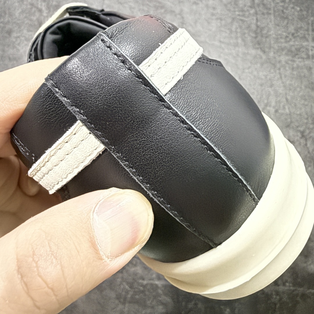 图片[2]-【莞顶渠道】瑞克 欧文斯Rick owens 主线 经典西瓜头 RO低帮帆布 进口原料牛皮 莞产超级顶货 新配色陆续上架 产品只会越做越漂亮💯 鞋头采用原版一致工艺 又翘又歪的效果目前这个技术市面上的任何版本都达不到这个效果 私模开发 细节一步到位不敢说百分百💯保证有百分之98还原 慢工出细活 好的产品不怕晚 这次的开发针对艺术家 收藏家 高品质 的人群 水染粒面小牛皮材质，和针车间距都是极致还原！ 顶级头层的小牛皮，质感无敌，奢侈品的触感！ 定制品牌logo的拉链！超大一比一规格礼盒装，重达3斤以上，外加定制欧文斯保护盒！ 配有日文、英文，双语种配件卡片！细节诠释，一件不落。 鞋盒翻盖 三标，正面+底部都一一做到！虽然增加不了实质的成本，但是打磨产品的细节，再微小也会还原！ 尺码：35 36 37 38 39 40 41 42 43 44 45 46-选品中心