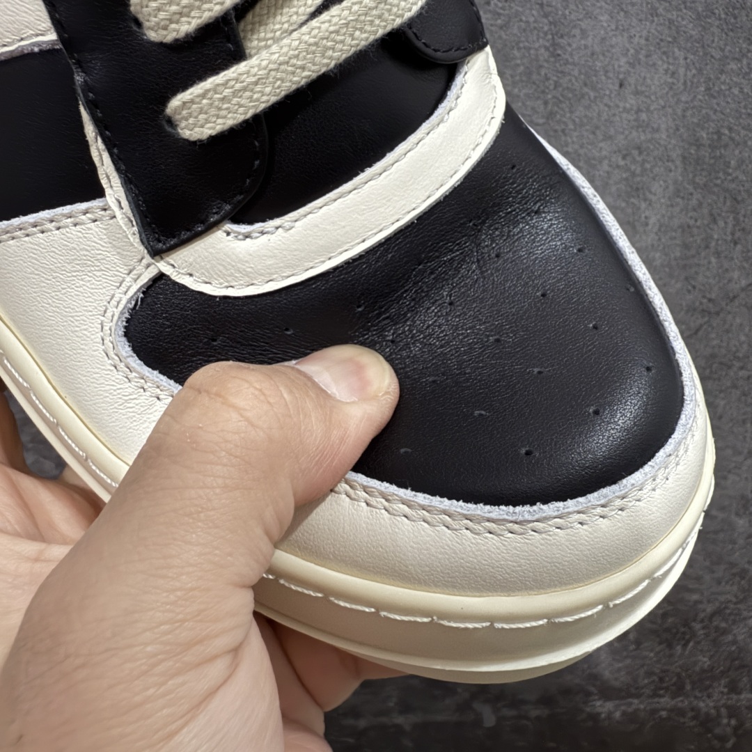 图片[4]-【莞顶渠道】瑞克 欧文斯Rick owens 主线 经典西瓜头 RO低帮帆布 进口原料牛皮 莞产超级顶货 新配色陆续上架 产品只会越做越漂亮💯 鞋头采用原版一致工艺 又翘又歪的效果目前这个技术市面上的任何版本都达不到这个效果 私模开发 细节一步到位不敢说百分百💯保证有百分之98还原 慢工出细活 好的产品不怕晚 这次的开发针对艺术家 收藏家 高品质 的人群 水染粒面小牛皮材质，和针车间距都是极致还原！ 顶级头层的小牛皮，质感无敌，奢侈品的触感！ 定制品牌logo的拉链！超大一比一规格礼盒装，重达3斤以上，外加定制欧文斯保护盒！ 配有日文、英文，双语种配件卡片！细节诠释，一件不落。 鞋盒翻盖 三标，正面+底部都一一做到！虽然增加不了实质的成本，但是打磨产品的细节，再微小也会还原！ 尺码：35 36 37 38 39 40 41 42 43 44 45 46-选品中心