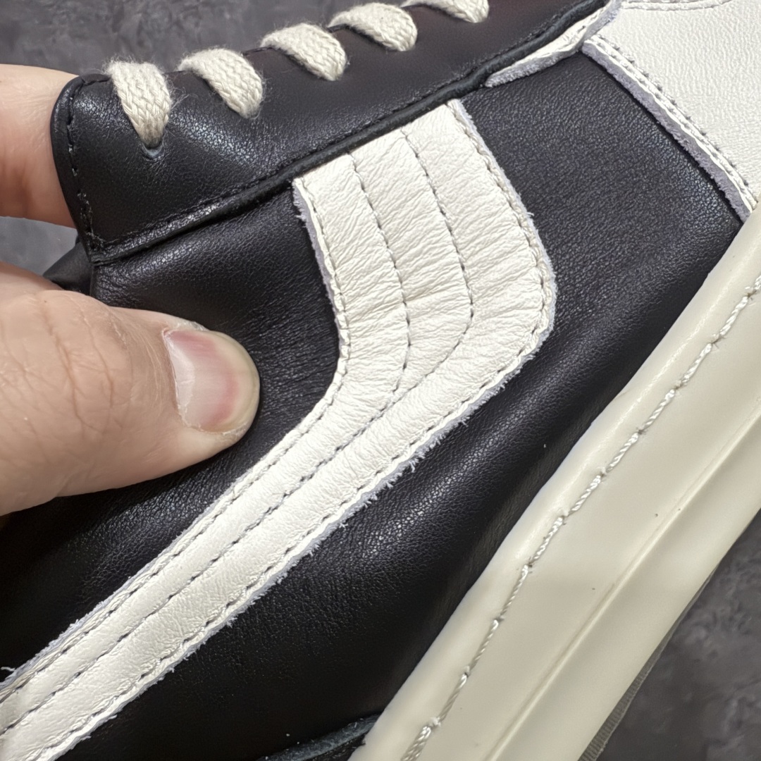 图片[3]-【莞顶渠道】瑞克 欧文斯Rick owens 主线 经典西瓜头 RO低帮帆布 进口原料牛皮 莞产超级顶货 新配色陆续上架 产品只会越做越漂亮💯 鞋头采用原版一致工艺 又翘又歪的效果目前这个技术市面上的任何版本都达不到这个效果 私模开发 细节一步到位不敢说百分百💯保证有百分之98还原 慢工出细活 好的产品不怕晚 这次的开发针对艺术家 收藏家 高品质 的人群 水染粒面小牛皮材质，和针车间距都是极致还原！ 顶级头层的小牛皮，质感无敌，奢侈品的触感！ 定制品牌logo的拉链！超大一比一规格礼盒装，重达3斤以上，外加定制欧文斯保护盒！ 配有日文、英文，双语种配件卡片！细节诠释，一件不落。 鞋盒翻盖 三标，正面+底部都一一做到！虽然增加不了实质的成本，但是打磨产品的细节，再微小也会还原！ 尺码：35 36 37 38 39 40 41 42 43 44 45 46-选品中心