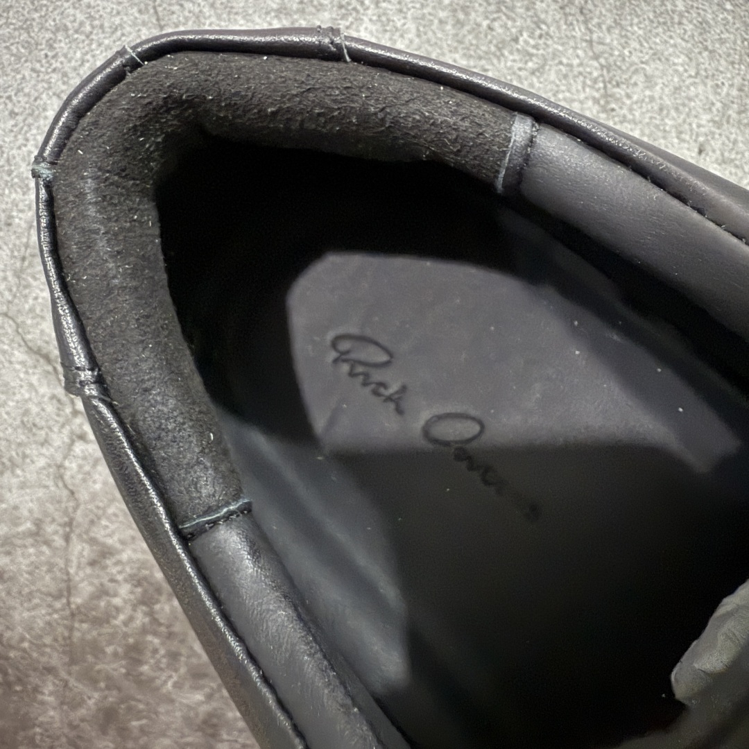 图片[7]-【莞顶渠道】瑞克 欧文斯Rick owens 主线 经典西瓜头 RO低帮帆布 进口原料牛皮 莞产超级顶货 新配色陆续上架 产品只会越做越漂亮💯 鞋头采用原版一致工艺 又翘又歪的效果目前这个技术市面上的任何版本都达不到这个效果 私模开发 细节一步到位不敢说百分百💯保证有百分之98还原 慢工出细活 好的产品不怕晚 这次的开发针对艺术家 收藏家 高品质 的人群 水染粒面小牛皮材质，和针车间距都是极致还原！ 顶级头层的小牛皮，质感无敌，奢侈品的触感！ 定制品牌logo的拉链！超大一比一规格礼盒装，重达3斤以上，外加定制欧文斯保护盒！ 配有日文、英文，双语种配件卡片！细节诠释，一件不落。 鞋盒翻盖 三标，正面+底部都一一做到！虽然增加不了实质的成本，但是打磨产品的细节，再微小也会还原！ 尺码：35 36 37 38 39 40 41 42 43 44 45 46-选品中心