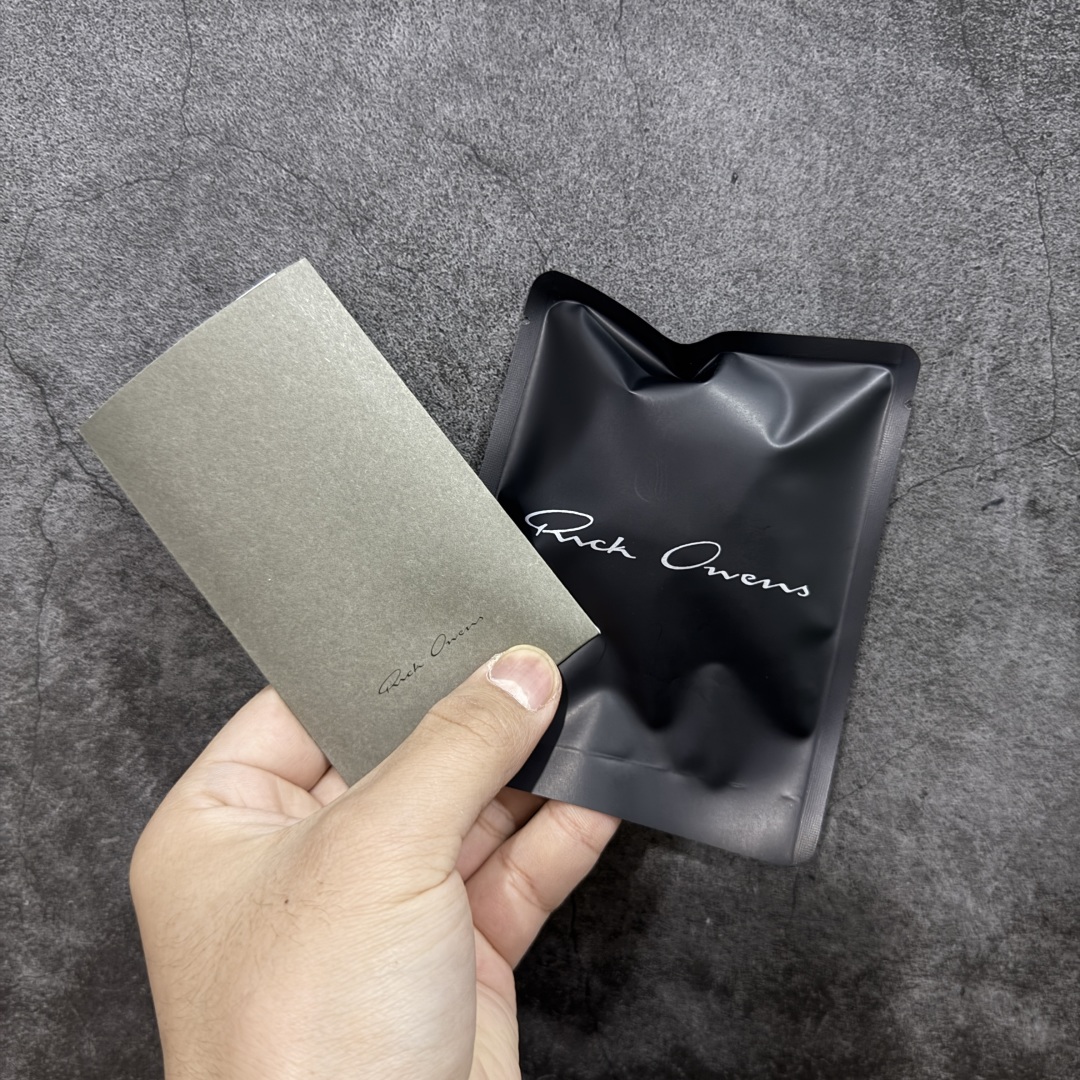 图片[9]-【莞顶渠道】瑞克 欧文斯Rick owens 主线 经典西瓜头 RO低帮帆布 进口原料牛皮 莞产超级顶货 新配色陆续上架 产品只会越做越漂亮💯 鞋头采用原版一致工艺 又翘又歪的效果目前这个技术市面上的任何版本都达不到这个效果 私模开发 细节一步到位不敢说百分百💯保证有百分之98还原 慢工出细活 好的产品不怕晚 这次的开发针对艺术家 收藏家 高品质 的人群 水染粒面小牛皮材质，和针车间距都是极致还原！ 顶级头层的小牛皮，质感无敌，奢侈品的触感！ 定制品牌logo的拉链！超大一比一规格礼盒装，重达3斤以上，外加定制欧文斯保护盒！ 配有日文、英文，双语种配件卡片！细节诠释，一件不落。 鞋盒翻盖 三标，正面+底部都一一做到！虽然增加不了实质的成本，但是打磨产品的细节，再微小也会还原！ 尺码：35 36 37 38 39 40 41 42 43 44 45 46-选品中心