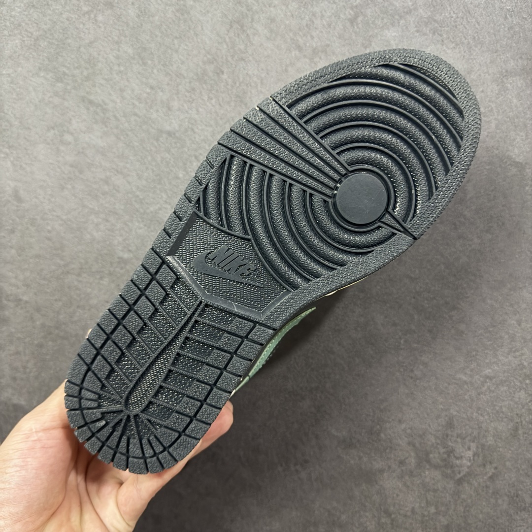 图片[9]-【头层S版】Air Jordan AJ1 Low 低帮系列 全新流水线出品 全配色原鞋对照 原楦原纸板开发 客订头层皮料 全鞋电脑针车 私模大底正确咬花克重内置气垫 原盒内外原标 完美零毛边处理 多重QC质检 超越公司货的品控标准 实实在在的免检产品 货号：DC0774-001 尺码：36-45半-选品中心