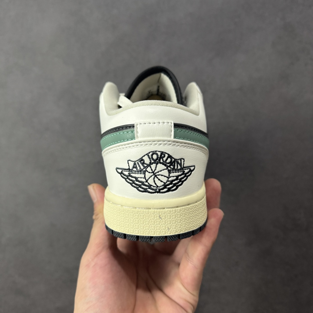 图片[4]-【头层S版】Air Jordan AJ1 Low 低帮系列 全新流水线出品 全配色原鞋对照 原楦原纸板开发 客订头层皮料 全鞋电脑针车 私模大底正确咬花克重内置气垫 原盒内外原标 完美零毛边处理 多重QC质检 超越公司货的品控标准 实实在在的免检产品 货号：DC0774-001 尺码：36-45半-选品中心
