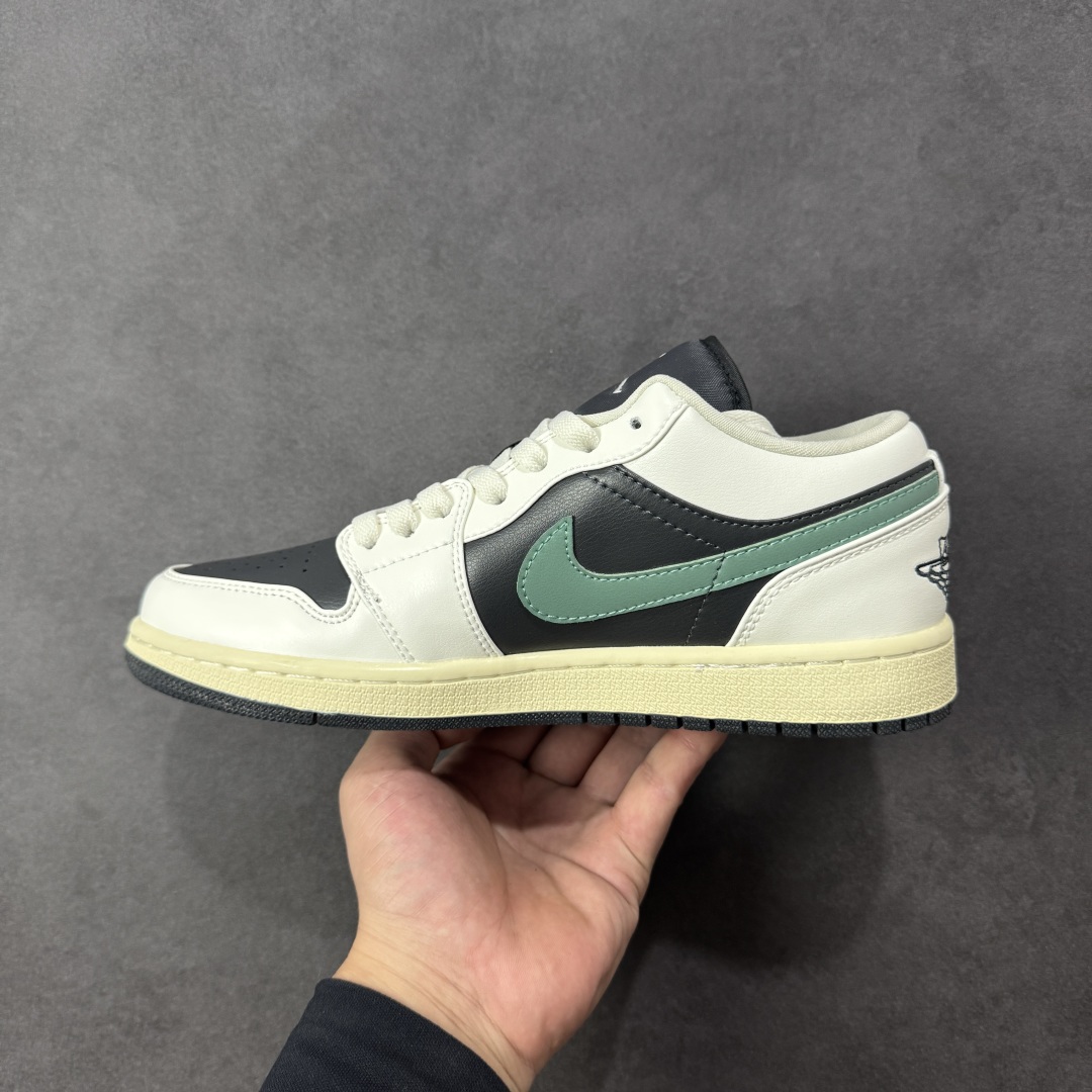 图片[2]-【头层S版】Air Jordan AJ1 Low 低帮系列 全新流水线出品 全配色原鞋对照 原楦原纸板开发 客订头层皮料 全鞋电脑针车 私模大底正确咬花克重内置气垫 原盒内外原标 完美零毛边处理 多重QC质检 超越公司货的品控标准 实实在在的免检产品 货号：DC0774-001 尺码：36-45半-选品中心