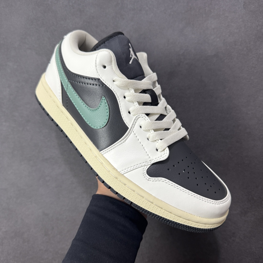 图片[3]-【头层S版】Air Jordan AJ1 Low 低帮系列 全新流水线出品 全配色原鞋对照 原楦原纸板开发 客订头层皮料 全鞋电脑针车 私模大底正确咬花克重内置气垫 原盒内外原标 完美零毛边处理 多重QC质检 超越公司货的品控标准 实实在在的免检产品 货号：DC0774-001 尺码：36-45半-选品中心