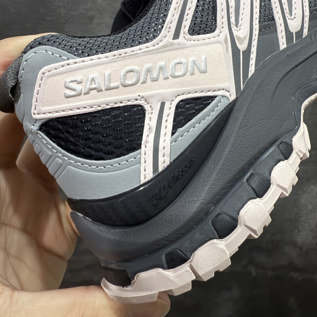 图片[2]-【666版本】SALOMON 萨洛蒙 XA PRO 3D 户外运动 网布减震防滑透气 低帮跑步鞋 男女同款 黑粉 491841 全新品质 巅峰之作 所有配色均购物原版拆解1：1开发 原材料打造 非市场公版便宜货 私模大底 清洁度比市场所有版本都高 全套原纸板楦头开发 原厂网布配套 确保原汁原味 完美呈现版型 原档数据独家私模五层组合大底 原装Ortholite轻量化鞋垫 中底布带钢印编号 原厂TPU锁扣 进口港宝加持 后跟自然饱满 还原公司包裹性 鞋面采用SENSIFT贴合技术 全方位贴合包裹脚型 鞋跟部鞋底牵引设计 提供强大的抓地性能 更适应野外崎岖不平的道路 其3D ADVANCED CHASSIS底盘 材料轻量大化 钉齿设计更具稳定性 防护性 鞋底易磨损区运用CONTAGRIP高耐磨材料 应对城市硬质路面长距离跑考验 尺码：36 36.5 37.5 38 38.5 39 40 40.5 41 42 42.5 43 44 45-选品中心