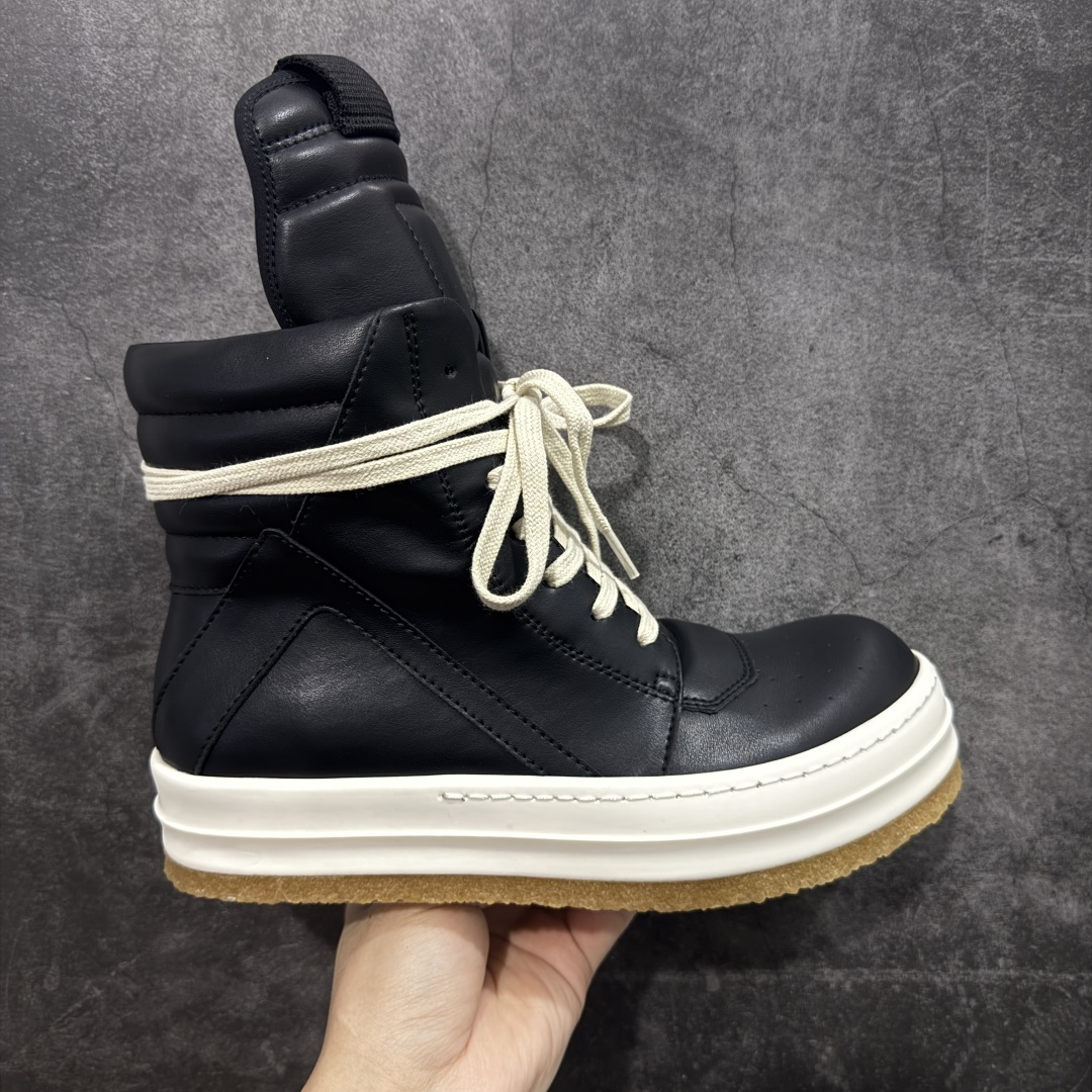 【莞产G版】Rick Owens Edfu 瑞克·欧文斯高帮皮面时尚运动板鞋 黑白生胶高帮皮面倒三角 二级市场已经7K以上 平台客户随意卖四位数 RO广东原厂出品 纯原天花板 原版一比一复刻 冲正绝不翻车 还原度达到百分之98以上 原楦开发纸版版型 ZP拆解原版1:1复模裁片纸版 力求做到0错位 这样才能达到和zp一致的鞋型味道 采用进口cnc数控机床开发对版独家tpu奶香大底 区别于市场所有版本 zp同源全头层粒面小牛皮 达到和zp一致手感 原厂进口细纹布 万邦订购原厂高弹粉红色海绵 内里搭配软质细腻羊皮 TPU高密度大底 软硬度透光度高已经测试和原版一致 尺码:36 37 38 39 40 41 42 43 44 45 46-选品中心