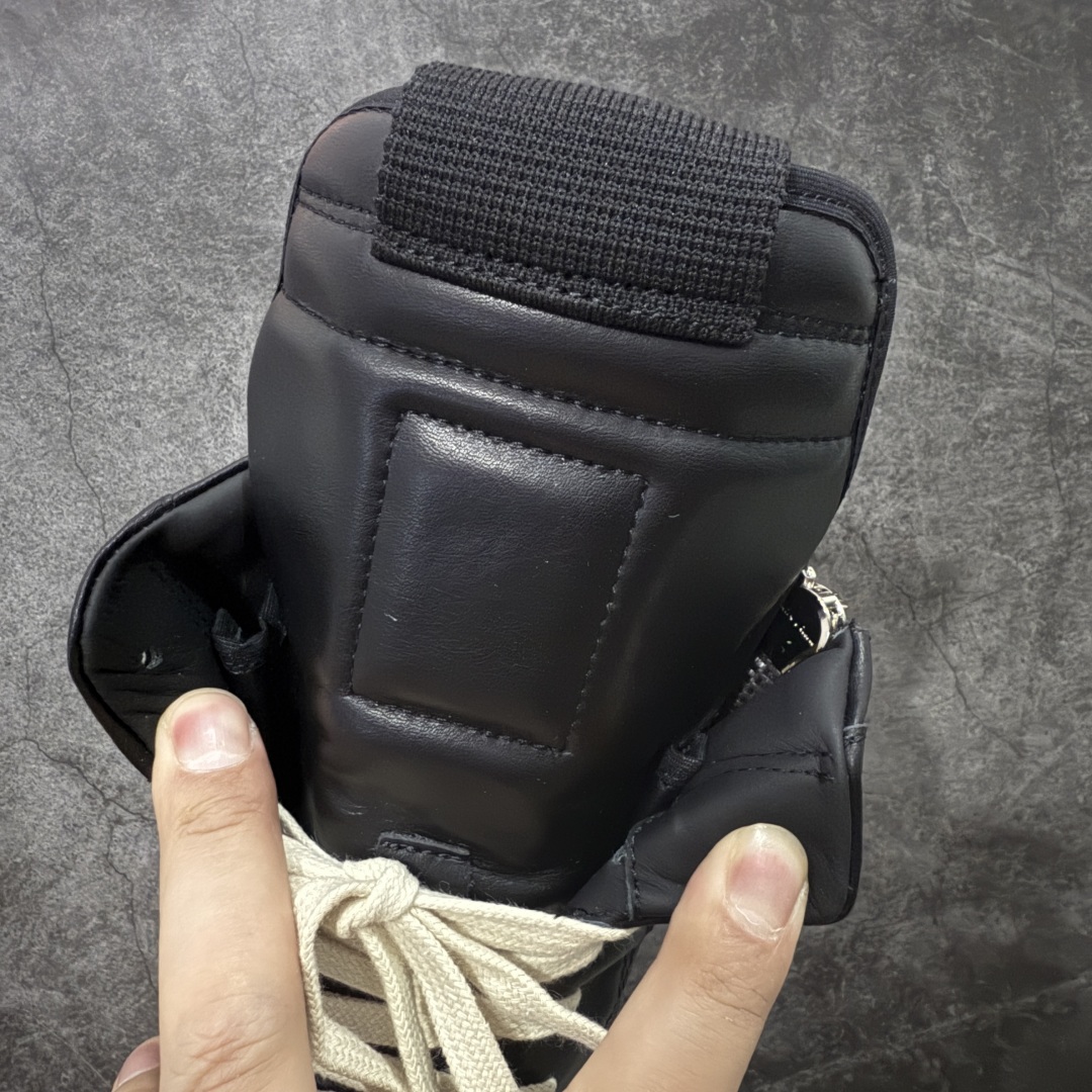 图片[5]-【莞产G版】Rick Owens Edfu 瑞克·欧文斯高帮皮面时尚运动板鞋 黑白生胶高帮皮面倒三角 二级市场已经7K以上 平台客户随意卖四位数 RO广东原厂出品 纯原天花板 原版一比一复刻 冲正绝不翻车 还原度达到百分之98以上 原楦开发纸版版型 ZP拆解原版1：1复模裁片纸版 力求做到0错位 这样才能达到和zp一致的鞋型味道 采用进口cnc数控机床开发对版独家tpu奶香大底 区别于市场所有版本 zp同源全头层粒面小牛皮 达到和zp一致手感 原厂进口细纹布 万邦订购原厂高弹粉红色海绵 内里搭配软质细腻羊皮 TPU高密度大底 软硬度透光度高已经测试和原版一致 尺码：36 37 38 39 40 41 42 43 44 45 46-选品中心