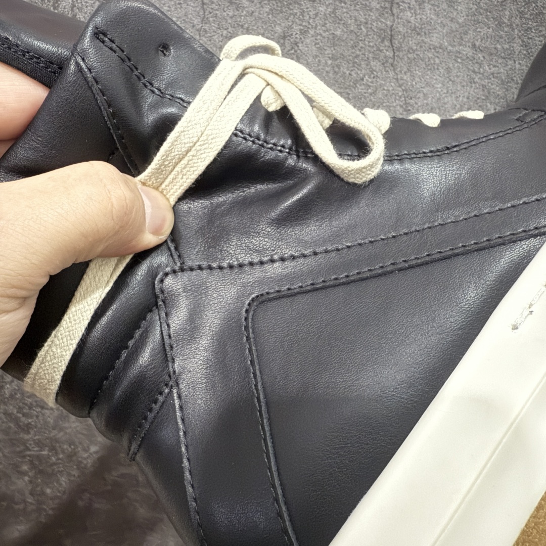 图片[3]-【莞产G版】Rick Owens Edfu 瑞克·欧文斯高帮皮面时尚运动板鞋 黑白生胶高帮皮面倒三角 二级市场已经7K以上 平台客户随意卖四位数 RO广东原厂出品 纯原天花板 原版一比一复刻 冲正绝不翻车 还原度达到百分之98以上 原楦开发纸版版型 ZP拆解原版1：1复模裁片纸版 力求做到0错位 这样才能达到和zp一致的鞋型味道 采用进口cnc数控机床开发对版独家tpu奶香大底 区别于市场所有版本 zp同源全头层粒面小牛皮 达到和zp一致手感 原厂进口细纹布 万邦订购原厂高弹粉红色海绵 内里搭配软质细腻羊皮 TPU高密度大底 软硬度透光度高已经测试和原版一致 尺码：36 37 38 39 40 41 42 43 44 45 46-选品中心