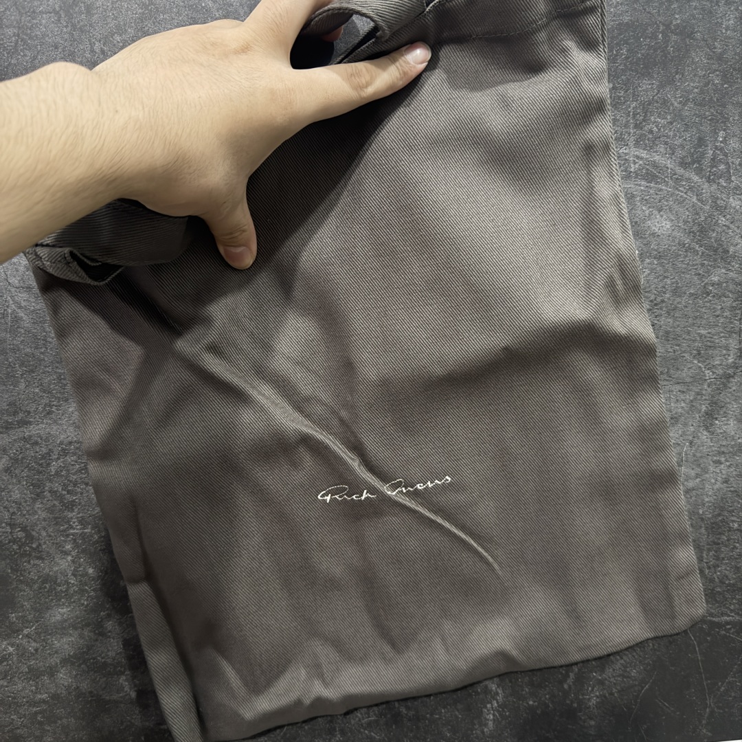 图片[8]-【莞产G版】Rick Owens Edfu 瑞克·欧文斯高帮皮面时尚运动板鞋 黑白生胶高帮皮面倒三角 二级市场已经7K以上 平台客户随意卖四位数 RO广东原厂出品 纯原天花板 原版一比一复刻 冲正绝不翻车 还原度达到百分之98以上 原楦开发纸版版型 ZP拆解原版1：1复模裁片纸版 力求做到0错位 这样才能达到和zp一致的鞋型味道 采用进口cnc数控机床开发对版独家tpu奶香大底 区别于市场所有版本 zp同源全头层粒面小牛皮 达到和zp一致手感 原厂进口细纹布 万邦订购原厂高弹粉红色海绵 内里搭配软质细腻羊皮 TPU高密度大底 软硬度透光度高已经测试和原版一致 尺码：36 37 38 39 40 41 42 43 44 45 46-选品中心