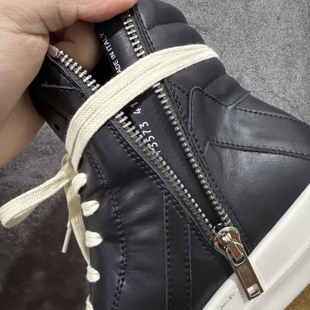 图片[7]-【莞产G版】Rick Owens Edfu 瑞克·欧文斯高帮皮面时尚运动板鞋 黑白生胶高帮皮面倒三角 二级市场已经7K以上 平台客户随意卖四位数 RO广东原厂出品 纯原天花板 原版一比一复刻 冲正绝不翻车 还原度达到百分之98以上 原楦开发纸版版型 ZP拆解原版1：1复模裁片纸版 力求做到0错位 这样才能达到和zp一致的鞋型味道 采用进口cnc数控机床开发对版独家tpu奶香大底 区别于市场所有版本 zp同源全头层粒面小牛皮 达到和zp一致手感 原厂进口细纹布 万邦订购原厂高弹粉红色海绵 内里搭配软质细腻羊皮 TPU高密度大底 软硬度透光度高已经测试和原版一致 尺码：36 37 38 39 40 41 42 43 44 45 46-选品中心