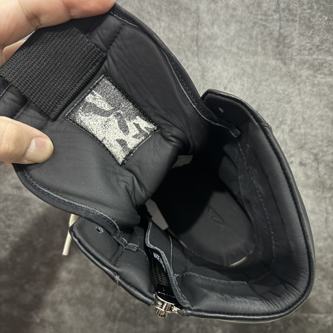 图片[6]-【莞产G版】Rick Owens Edfu 瑞克·欧文斯高帮皮面时尚运动板鞋 黑白生胶高帮皮面倒三角 二级市场已经7K以上 平台客户随意卖四位数 RO广东原厂出品 纯原天花板 原版一比一复刻 冲正绝不翻车 还原度达到百分之98以上 原楦开发纸版版型 ZP拆解原版1：1复模裁片纸版 力求做到0错位 这样才能达到和zp一致的鞋型味道 采用进口cnc数控机床开发对版独家tpu奶香大底 区别于市场所有版本 zp同源全头层粒面小牛皮 达到和zp一致手感 原厂进口细纹布 万邦订购原厂高弹粉红色海绵 内里搭配软质细腻羊皮 TPU高密度大底 软硬度透光度高已经测试和原版一致 尺码：36 37 38 39 40 41 42 43 44 45 46-选品中心