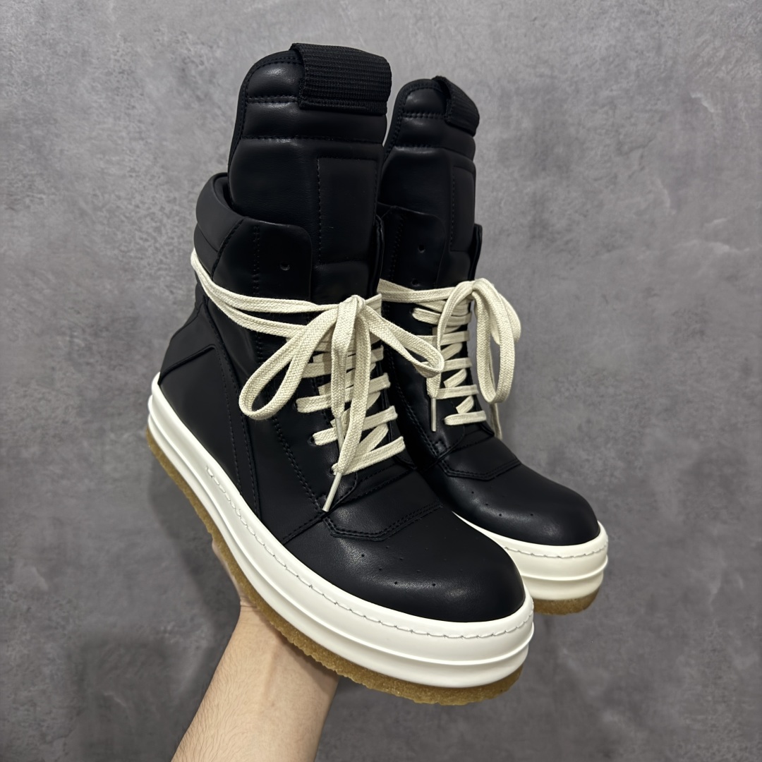 【莞产G版】Rick Owens Edfu 瑞克·欧文斯高帮皮面时尚运动板鞋 黑白生胶高帮皮面倒三角 二级市场已经7K以上 平台客户随意卖四位数 RO广东原厂出品 纯原天花板 原版一比一复刻 冲正绝不翻车 还原度达到百分之98以上 原楦开发纸版版型 ZP拆解原版1:1复模裁片纸版 力求做到0错位 这样才能达到和zp一致的鞋型味道 采用进口cnc数控机床开发对版独家tpu奶香大底 区别于市场所有版本 zp同源全头层粒面小牛皮 达到和zp一致手感 原厂进口细纹布 万邦订购原厂高弹粉红色海绵 内里搭配软质细腻羊皮 TPU高密度大底 软硬度透光度高已经测试和原版一致 尺码:36 37 38 39 40 41 42 43 44 45 46-选品中心