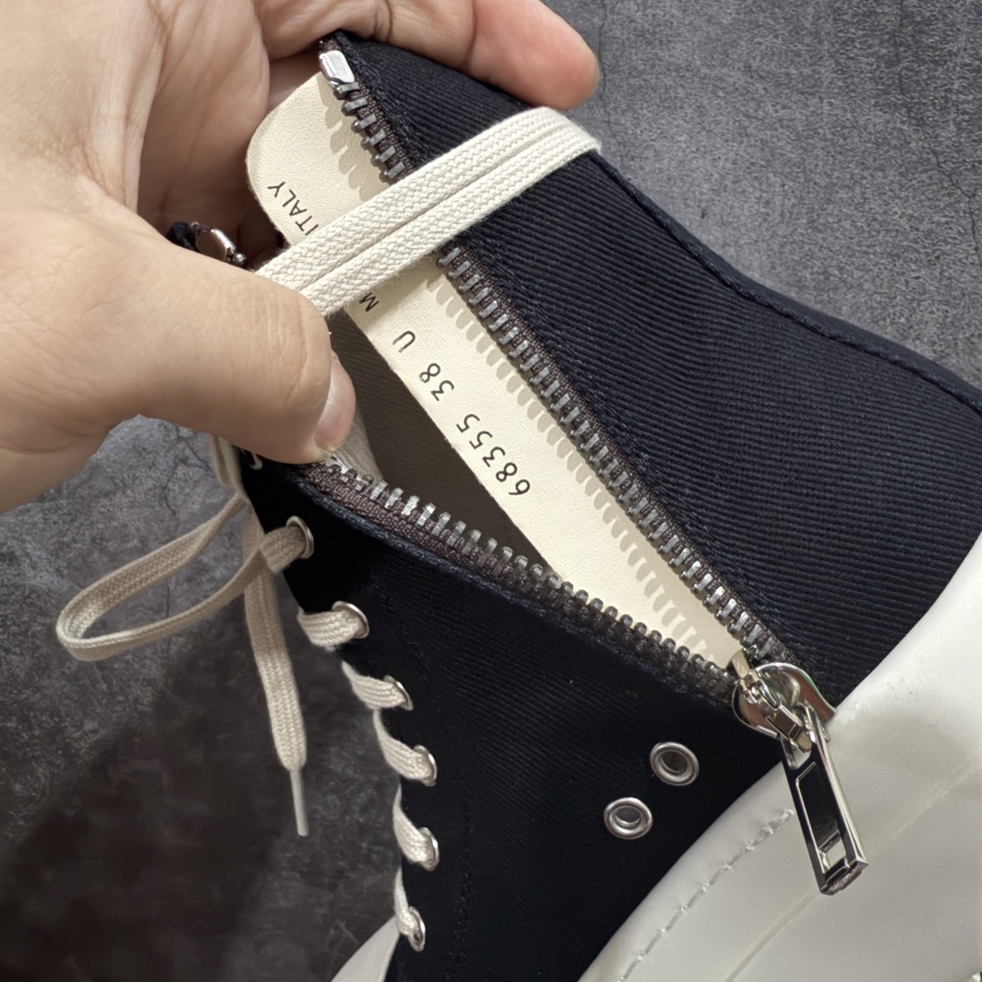 图片[7]-【莞产G版】Rick Owens Drkshdw 瑞克·欧文斯尼龙罗缎高帮时尚运动板鞋 厚底黑白帆布 二级市场已经7K以上 平台客户随意卖四位数 RO广东原厂出品 纯原天花板 原版一比一复刻 冲正绝不翻车 还原度达到百分之98以上 原楦开发纸版版型 ZP拆解原版1：1复模裁片纸版 力求做到0错位 这样才能达到和zp一致的鞋型味道 采用进口cnc数控机床开发对版独家tpu奶香大底 区别于市场所有版本 zp同源全头层粒面小牛皮 达到和zp一致手感 原厂进口细纹布 万邦订购原厂高弹粉红色海绵 内里搭配软质细腻羊皮 TPU高密度大底 软硬度透光度高已经测试和原版一致 尺码：36 37 38 39 40 41 42 43 44 45 46-选品中心