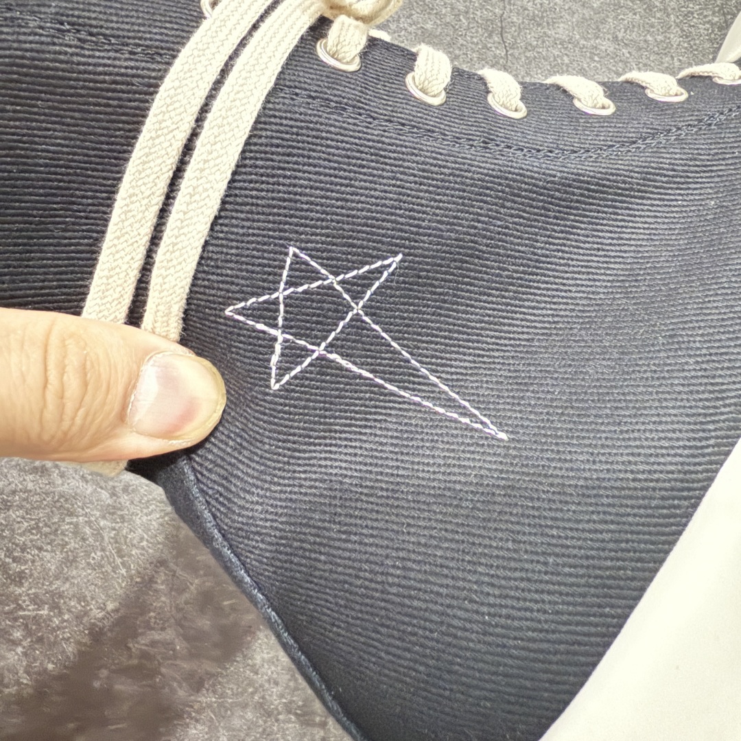 图片[2]-【莞产G版】Rick Owens Drkshdw 瑞克·欧文斯尼龙罗缎高帮时尚运动板鞋 厚底黑白帆布 二级市场已经7K以上 平台客户随意卖四位数 RO广东原厂出品 纯原天花板 原版一比一复刻 冲正绝不翻车 还原度达到百分之98以上 原楦开发纸版版型 ZP拆解原版1：1复模裁片纸版 力求做到0错位 这样才能达到和zp一致的鞋型味道 采用进口cnc数控机床开发对版独家tpu奶香大底 区别于市场所有版本 zp同源全头层粒面小牛皮 达到和zp一致手感 原厂进口细纹布 万邦订购原厂高弹粉红色海绵 内里搭配软质细腻羊皮 TPU高密度大底 软硬度透光度高已经测试和原版一致 尺码：36 37 38 39 40 41 42 43 44 45 46-选品中心