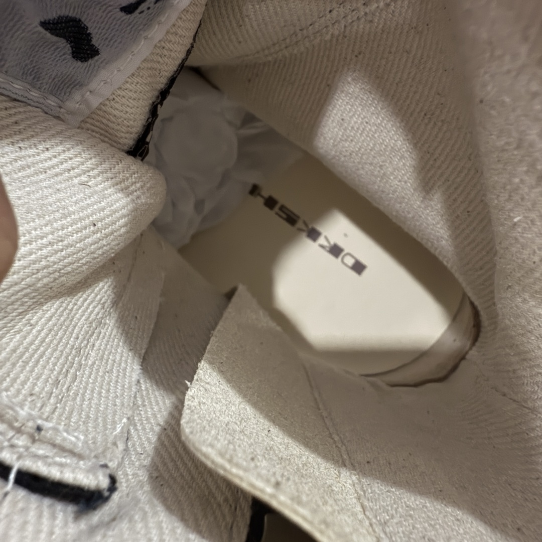 图片[6]-【莞产G版】Rick Owens Drkshdw 瑞克·欧文斯尼龙罗缎高帮时尚运动板鞋 厚底黑白帆布 二级市场已经7K以上 平台客户随意卖四位数 RO广东原厂出品 纯原天花板 原版一比一复刻 冲正绝不翻车 还原度达到百分之98以上 原楦开发纸版版型 ZP拆解原版1：1复模裁片纸版 力求做到0错位 这样才能达到和zp一致的鞋型味道 采用进口cnc数控机床开发对版独家tpu奶香大底 区别于市场所有版本 zp同源全头层粒面小牛皮 达到和zp一致手感 原厂进口细纹布 万邦订购原厂高弹粉红色海绵 内里搭配软质细腻羊皮 TPU高密度大底 软硬度透光度高已经测试和原版一致 尺码：36 37 38 39 40 41 42 43 44 45 46-选品中心