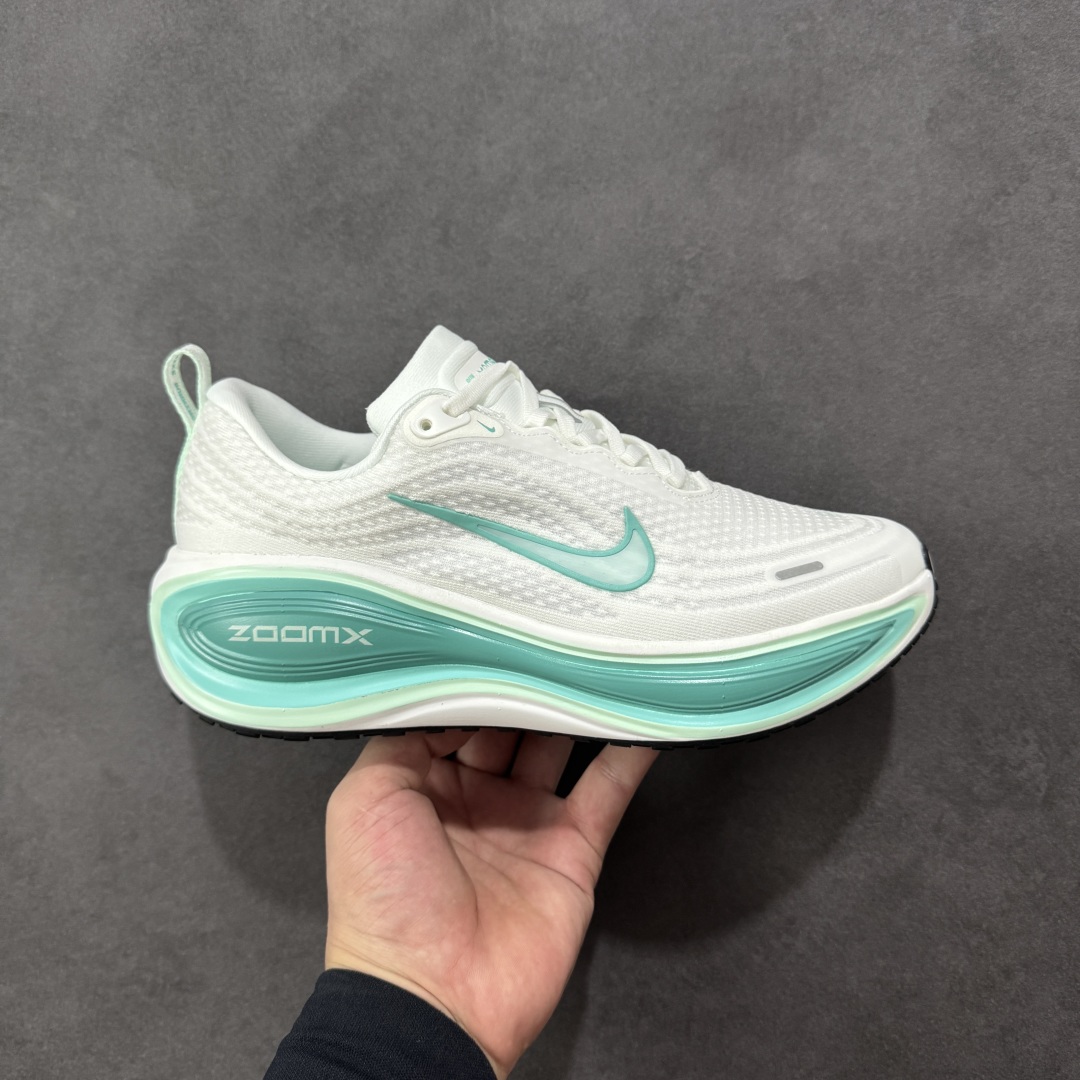 【公司级】Nike VOMERO PLUS 耐克 舒适减震防滑 低帮跑步鞋 全掌ReactX泡绵中底 前掌和后跟还配备了Air Zoom气垫单元 据说跑起来更快更舒适哦 这次最大的升级点 首次引入了ReactX泡绵 货号:HV8154-100 尺码:36 36.5 37.5 38 38.5 39 40 40.5 41 42 42.5 43 44 45 尺码:36-45半 编码:FSB240250-选品中心