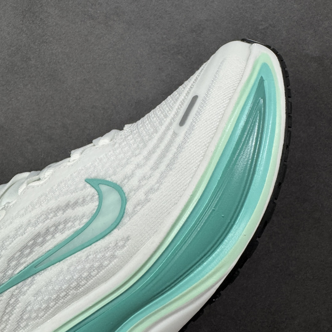 图片[5]-【公司级】Nike VOMERO PLUS 耐克 舒适减震防滑 低帮跑步鞋 全掌ReactX泡绵中底 前掌和后跟还配备了Air Zoom气垫单元 据说跑起来更快更舒适哦 这次最大的升级点 首次引入了ReactX泡绵 货号：HV8154-100 尺码：36 36.5 37.5 38 38.5 39 40 40.5 41 42 42.5 43 44 45 尺码：36-45半 编码：FSB240250-选品中心