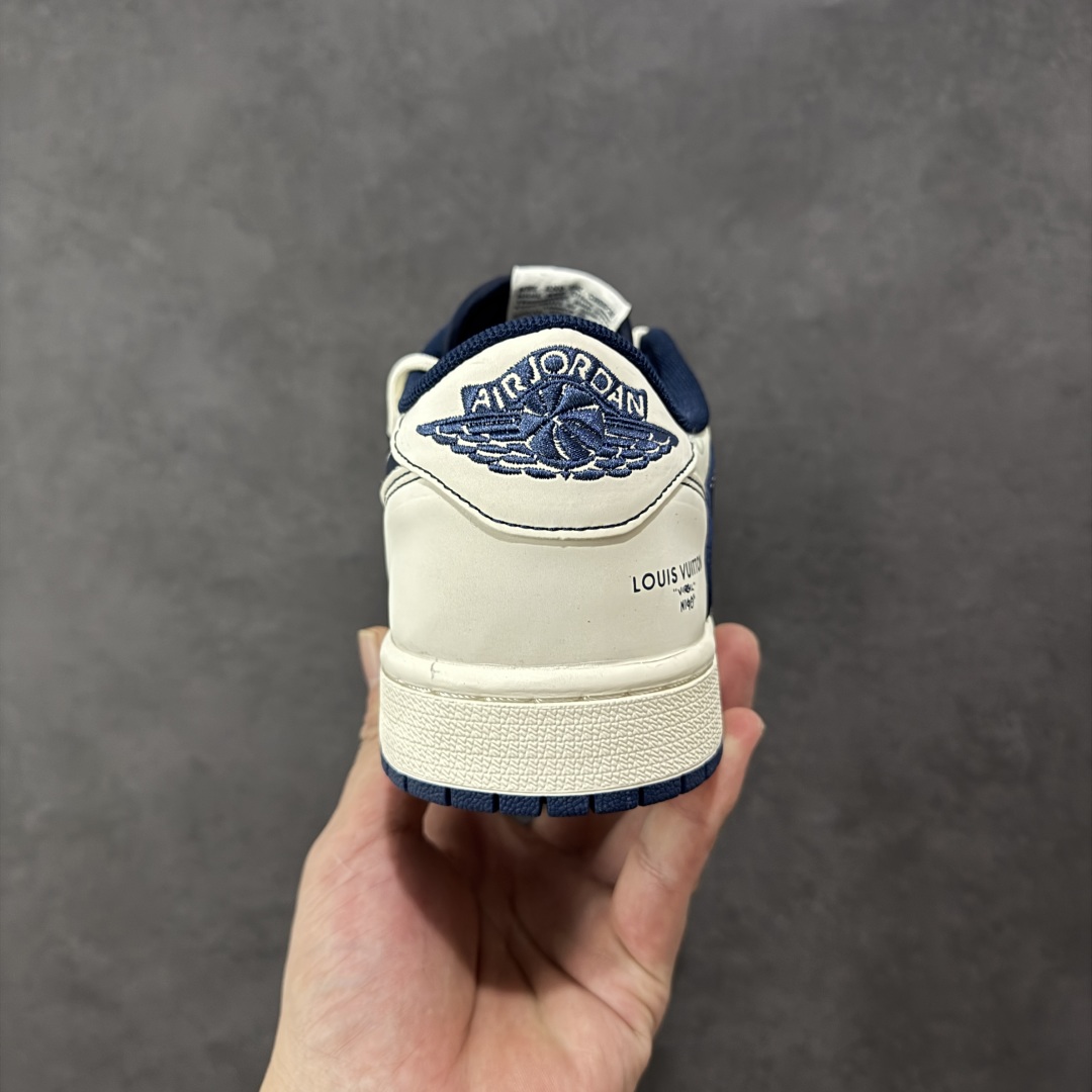 图片[4]-【定制版】Louis Vuitton x Travis Scott x Air Jordan 1 Low 路易威登LV x AJ1 低帮 米白蓝倒钩解构鞋带 AJ1 乔丹1代 aj1 乔1 低邦 米白蓝倒勾联名 乔丹篮球鞋系列 鞋身整体以米白色为底搭配米白色框架覆盖层，标志性的反钩Swoosh Logo采用蓝色呈现，内侧也辅以蓝色Swoosh Logo点缀，鞋舌等多处TS标志性元素均得以保留；鞋舌绣标上以LV及Louis Vuitton字样呈现，后跟的Jack厂牌标志以及Wings Logo均采用蓝色缝线打造，彰显联名身份；最后以米白色中底搭配蓝色橡胶外底完善整体设计收尾。 货号：HT5088-603 尺码：36 36.5 37.5 38 38.5 39 40 40.5 41 42 42.5 43 44 44.5 45 编码：HXSB350360-选品中心