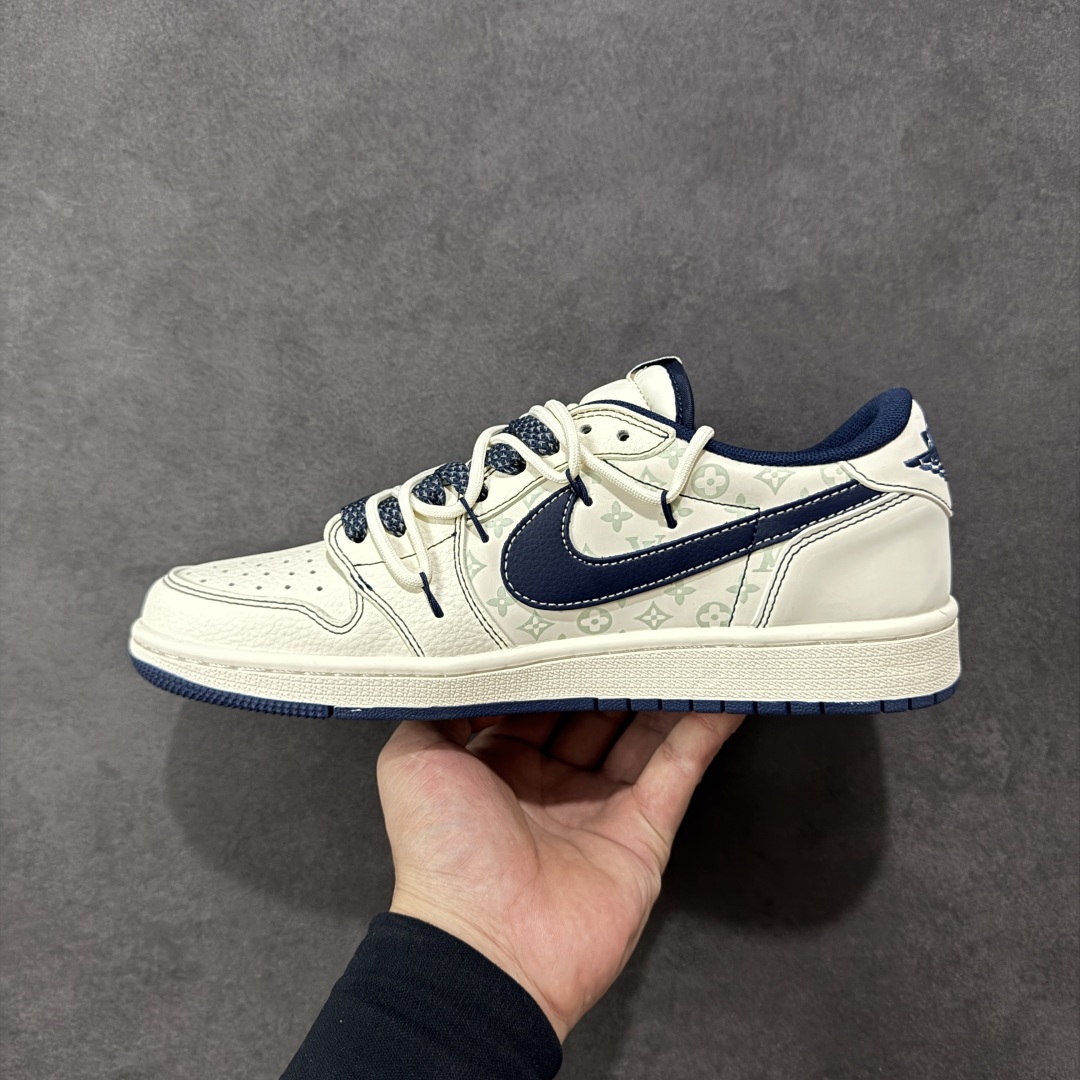图片[2]-【定制版】Louis Vuitton x Travis Scott x Air Jordan 1 Low 路易威登LV x AJ1 低帮 米白蓝倒钩解构鞋带 AJ1 乔丹1代 aj1 乔1 低邦 米白蓝倒勾联名 乔丹篮球鞋系列 鞋身整体以米白色为底搭配米白色框架覆盖层，标志性的反钩Swoosh Logo采用蓝色呈现，内侧也辅以蓝色Swoosh Logo点缀，鞋舌等多处TS标志性元素均得以保留；鞋舌绣标上以LV及Louis Vuitton字样呈现，后跟的Jack厂牌标志以及Wings Logo均采用蓝色缝线打造，彰显联名身份；最后以米白色中底搭配蓝色橡胶外底完善整体设计收尾。 货号：HT5088-603 尺码：36 36.5 37.5 38 38.5 39 40 40.5 41 42 42.5 43 44 44.5 45 编码：HXSB350360-选品中心