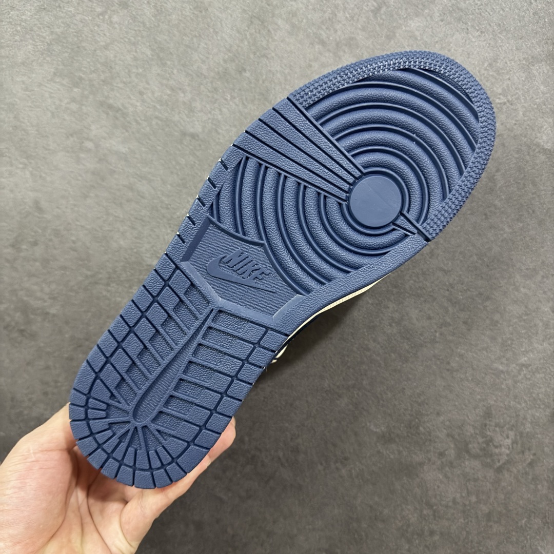 图片[9]-【定制版】Louis Vuitton x Travis Scott x Air Jordan 1 Low 路易威登LV x AJ1 低帮 米白蓝倒钩解构鞋带 AJ1 乔丹1代 aj1 乔1 低邦 米白蓝倒勾联名 乔丹篮球鞋系列 鞋身整体以米白色为底搭配米白色框架覆盖层，标志性的反钩Swoosh Logo采用蓝色呈现，内侧也辅以蓝色Swoosh Logo点缀，鞋舌等多处TS标志性元素均得以保留；鞋舌绣标上以LV及Louis Vuitton字样呈现，后跟的Jack厂牌标志以及Wings Logo均采用蓝色缝线打造，彰显联名身份；最后以米白色中底搭配蓝色橡胶外底完善整体设计收尾。 货号：HT5088-603 尺码：36 36.5 37.5 38 38.5 39 40 40.5 41 42 42.5 43 44 44.5 45 编码：HXSB350360-选品中心
