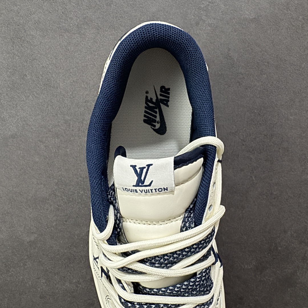 图片[7]-【定制版】Louis Vuitton x Travis Scott x Air Jordan 1 Low 路易威登LV x AJ1 低帮 米白蓝倒钩解构鞋带 AJ1 乔丹1代 aj1 乔1 低邦 米白蓝倒勾联名 乔丹篮球鞋系列 鞋身整体以米白色为底搭配米白色框架覆盖层，标志性的反钩Swoosh Logo采用蓝色呈现，内侧也辅以蓝色Swoosh Logo点缀，鞋舌等多处TS标志性元素均得以保留；鞋舌绣标上以LV及Louis Vuitton字样呈现，后跟的Jack厂牌标志以及Wings Logo均采用蓝色缝线打造，彰显联名身份；最后以米白色中底搭配蓝色橡胶外底完善整体设计收尾。 货号：HT5088-603 尺码：36 36.5 37.5 38 38.5 39 40 40.5 41 42 42.5 43 44 44.5 45 编码：HXSB350360-选品中心