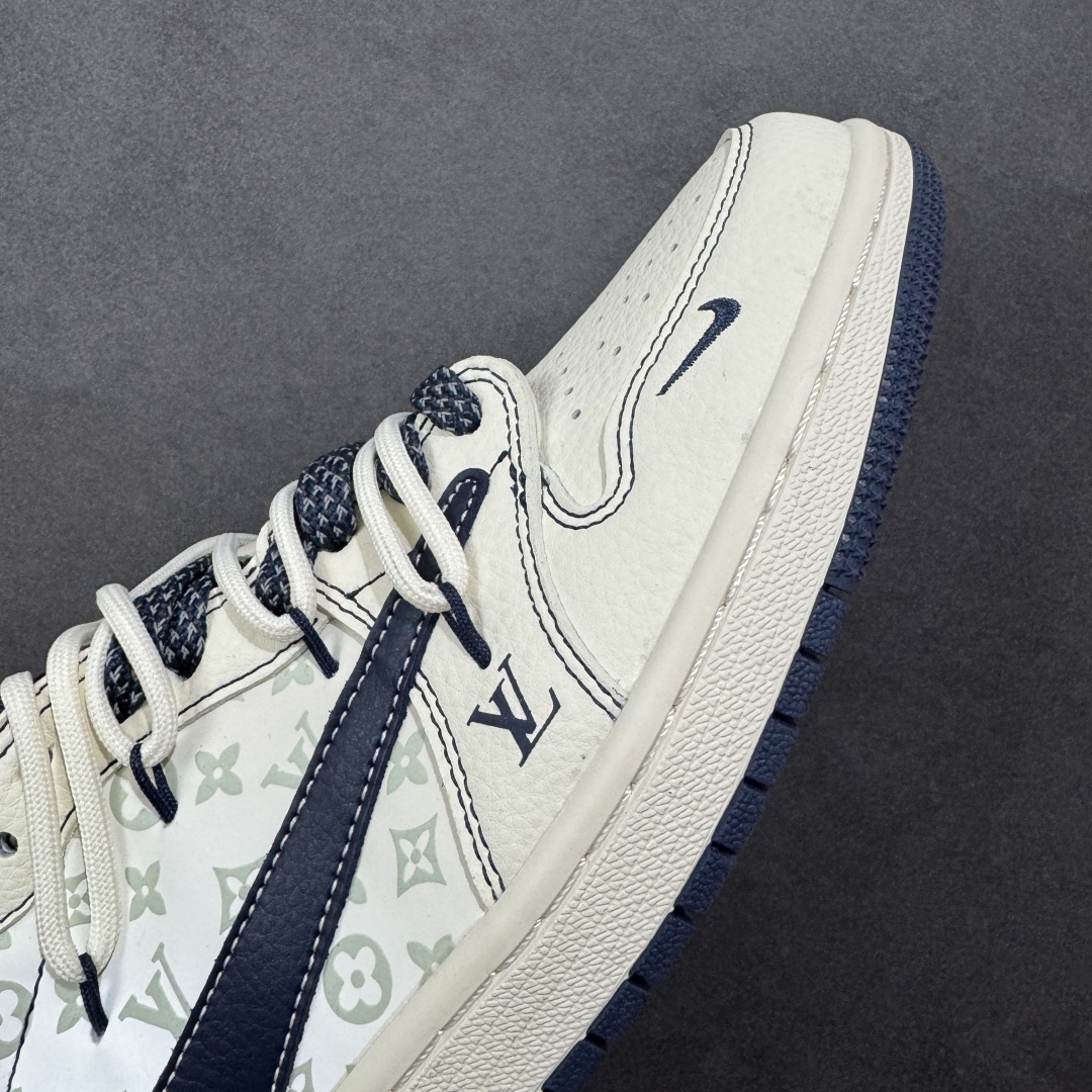 图片[5]-【定制版】Louis Vuitton x Travis Scott x Air Jordan 1 Low 路易威登LV x AJ1 低帮 米白蓝倒钩解构鞋带 AJ1 乔丹1代 aj1 乔1 低邦 米白蓝倒勾联名 乔丹篮球鞋系列 鞋身整体以米白色为底搭配米白色框架覆盖层，标志性的反钩Swoosh Logo采用蓝色呈现，内侧也辅以蓝色Swoosh Logo点缀，鞋舌等多处TS标志性元素均得以保留；鞋舌绣标上以LV及Louis Vuitton字样呈现，后跟的Jack厂牌标志以及Wings Logo均采用蓝色缝线打造，彰显联名身份；最后以米白色中底搭配蓝色橡胶外底完善整体设计收尾。 货号：HT5088-603 尺码：36 36.5 37.5 38 38.5 39 40 40.5 41 42 42.5 43 44 44.5 45 编码：HXSB350360-选品中心