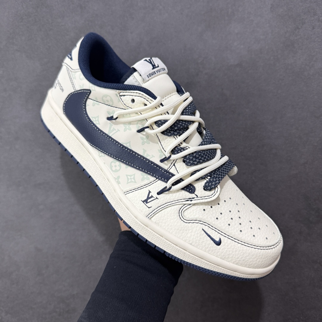 图片[3]-【定制版】Louis Vuitton x Travis Scott x Air Jordan 1 Low 路易威登LV x AJ1 低帮 米白蓝倒钩解构鞋带 AJ1 乔丹1代 aj1 乔1 低邦 米白蓝倒勾联名 乔丹篮球鞋系列 鞋身整体以米白色为底搭配米白色框架覆盖层，标志性的反钩Swoosh Logo采用蓝色呈现，内侧也辅以蓝色Swoosh Logo点缀，鞋舌等多处TS标志性元素均得以保留；鞋舌绣标上以LV及Louis Vuitton字样呈现，后跟的Jack厂牌标志以及Wings Logo均采用蓝色缝线打造，彰显联名身份；最后以米白色中底搭配蓝色橡胶外底完善整体设计收尾。 货号：HT5088-603 尺码：36 36.5 37.5 38 38.5 39 40 40.5 41 42 42.5 43 44 44.5 45 编码：HXSB350360-选品中心