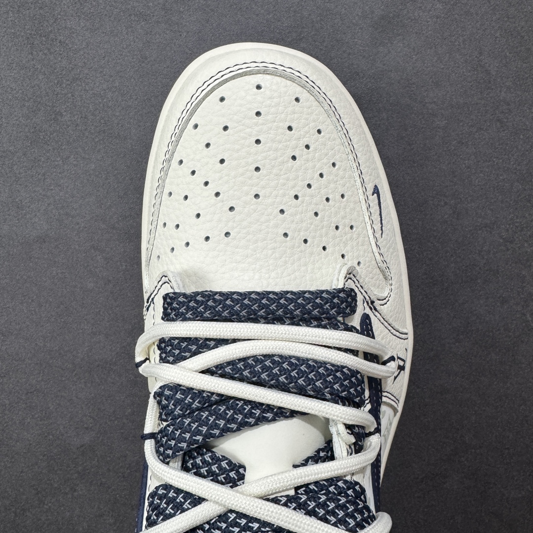 图片[8]-【定制版】Louis Vuitton x Travis Scott x Air Jordan 1 Low 路易威登LV x AJ1 低帮 米白蓝倒钩解构鞋带 AJ1 乔丹1代 aj1 乔1 低邦 米白蓝倒勾联名 乔丹篮球鞋系列 鞋身整体以米白色为底搭配米白色框架覆盖层，标志性的反钩Swoosh Logo采用蓝色呈现，内侧也辅以蓝色Swoosh Logo点缀，鞋舌等多处TS标志性元素均得以保留；鞋舌绣标上以LV及Louis Vuitton字样呈现，后跟的Jack厂牌标志以及Wings Logo均采用蓝色缝线打造，彰显联名身份；最后以米白色中底搭配蓝色橡胶外底完善整体设计收尾。 货号：HT5088-603 尺码：36 36.5 37.5 38 38.5 39 40 40.5 41 42 42.5 43 44 44.5 45 编码：HXSB350360-选品中心