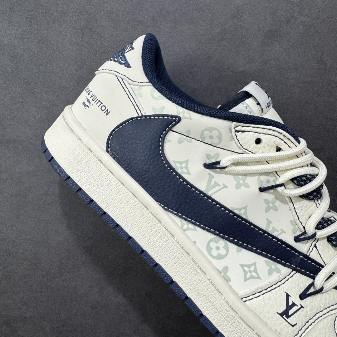 图片[6]-【定制版】Louis Vuitton x Travis Scott x Air Jordan 1 Low 路易威登LV x AJ1 低帮 米白蓝倒钩解构鞋带 AJ1 乔丹1代 aj1 乔1 低邦 米白蓝倒勾联名 乔丹篮球鞋系列 鞋身整体以米白色为底搭配米白色框架覆盖层，标志性的反钩Swoosh Logo采用蓝色呈现，内侧也辅以蓝色Swoosh Logo点缀，鞋舌等多处TS标志性元素均得以保留；鞋舌绣标上以LV及Louis Vuitton字样呈现，后跟的Jack厂牌标志以及Wings Logo均采用蓝色缝线打造，彰显联名身份；最后以米白色中底搭配蓝色橡胶外底完善整体设计收尾。 货号：HT5088-603 尺码：36 36.5 37.5 38 38.5 39 40 40.5 41 42 42.5 43 44 44.5 45 编码：HXSB350360-选品中心