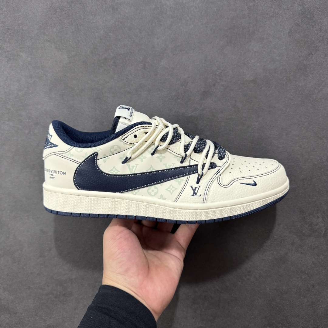 【定制版】Louis Vuitton x Travis Scott x Air Jordan 1 Low 路易威登LV x AJ1 低帮 米白蓝倒钩解构鞋带 AJ1 乔丹1代 aj1 乔1 低邦 米白蓝倒勾联名 乔丹篮球鞋系列 鞋身整体以米白色为底搭配米白色框架覆盖层,标志性的反钩Swoosh Logo采用蓝色呈现,内侧也辅以蓝色Swoosh Logo点缀,鞋舌等多处TS标志性元素均得以保留;鞋舌绣标上以LV及Louis Vuitton字样呈现,后跟的Jack厂牌标志以及Wings Logo均采用蓝色缝线打造,彰显联名身份;最后以米白色中底搭配蓝色橡胶外底完善整体设计收尾。 货号:HT5088-603 尺码:36 36.5 37.5 38 38.5 39 40 40.5 41 42 42.5 43 44 44.5 45 编码:HXSB350360-选品中心