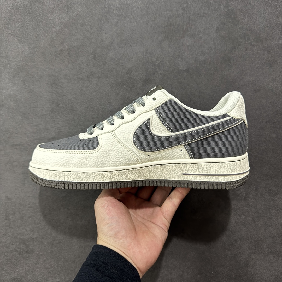 图片[2]-【定制版】Stussy x Nike Air Force 1 Low 斯图西 x 耐克 空军一号 低帮 联名米白灰 鞋身整体采用灰色帆布搭配米白色皮革框架覆盖层，设计独特且充满时尚感；鞋身两侧Swoosh Logo采用灰色帆布点缀，后跟装饰片使用白色制作，鞋头处迷你Swoosh Logo采用灰色压印妆点，鞋舌标签上以Stussy字样呈现，后跟Nike Swoosh Logo及Air辅以灰色刺绣打造，后跟侧方印有Stussy字样，彰显联名身份；最后以米白色中底搭配灰色橡胶外底完善整体设计收尾。 货号：JP8028-011 尺码：36-45带半码 编码：HXSB310320-选品中心