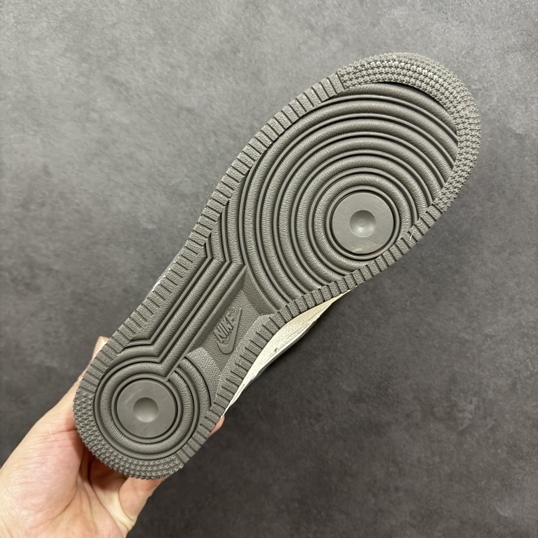 图片[9]-【定制版】Stussy x Nike Air Force 1 Low 斯图西 x 耐克 空军一号 低帮 联名米白灰 鞋身整体采用灰色帆布搭配米白色皮革框架覆盖层，设计独特且充满时尚感；鞋身两侧Swoosh Logo采用灰色帆布点缀，后跟装饰片使用白色制作，鞋头处迷你Swoosh Logo采用灰色压印妆点，鞋舌标签上以Stussy字样呈现，后跟Nike Swoosh Logo及Air辅以灰色刺绣打造，后跟侧方印有Stussy字样，彰显联名身份；最后以米白色中底搭配灰色橡胶外底完善整体设计收尾。 货号：JP8028-011 尺码：36-45带半码 编码：HXSB310320-选品中心