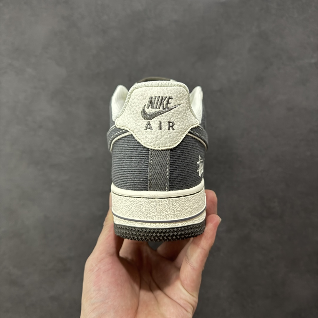 图片[4]-【定制版】Stussy x Nike Air Force 1 Low 斯图西 x 耐克 空军一号 低帮 联名米白灰 鞋身整体采用灰色帆布搭配米白色皮革框架覆盖层，设计独特且充满时尚感；鞋身两侧Swoosh Logo采用灰色帆布点缀，后跟装饰片使用白色制作，鞋头处迷你Swoosh Logo采用灰色压印妆点，鞋舌标签上以Stussy字样呈现，后跟Nike Swoosh Logo及Air辅以灰色刺绣打造，后跟侧方印有Stussy字样，彰显联名身份；最后以米白色中底搭配灰色橡胶外底完善整体设计收尾。 货号：JP8028-011 尺码：36-45带半码 编码：HXSB310320-选品中心