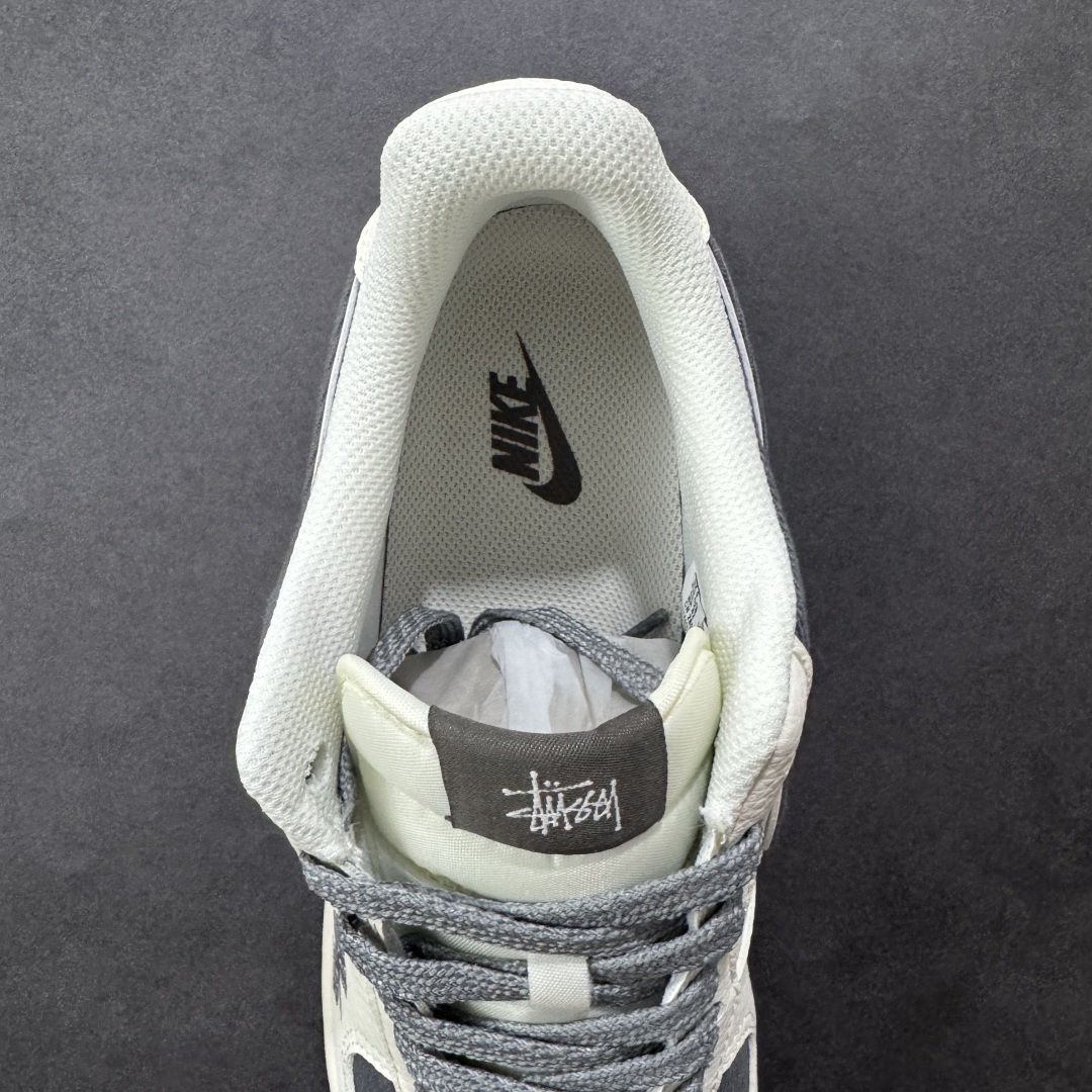 图片[7]-【定制版】Stussy x Nike Air Force 1 Low 斯图西 x 耐克 空军一号 低帮 联名米白灰 鞋身整体采用灰色帆布搭配米白色皮革框架覆盖层，设计独特且充满时尚感；鞋身两侧Swoosh Logo采用灰色帆布点缀，后跟装饰片使用白色制作，鞋头处迷你Swoosh Logo采用灰色压印妆点，鞋舌标签上以Stussy字样呈现，后跟Nike Swoosh Logo及Air辅以灰色刺绣打造，后跟侧方印有Stussy字样，彰显联名身份；最后以米白色中底搭配灰色橡胶外底完善整体设计收尾。 货号：JP8028-011 尺码：36-45带半码 编码：HXSB310320-选品中心