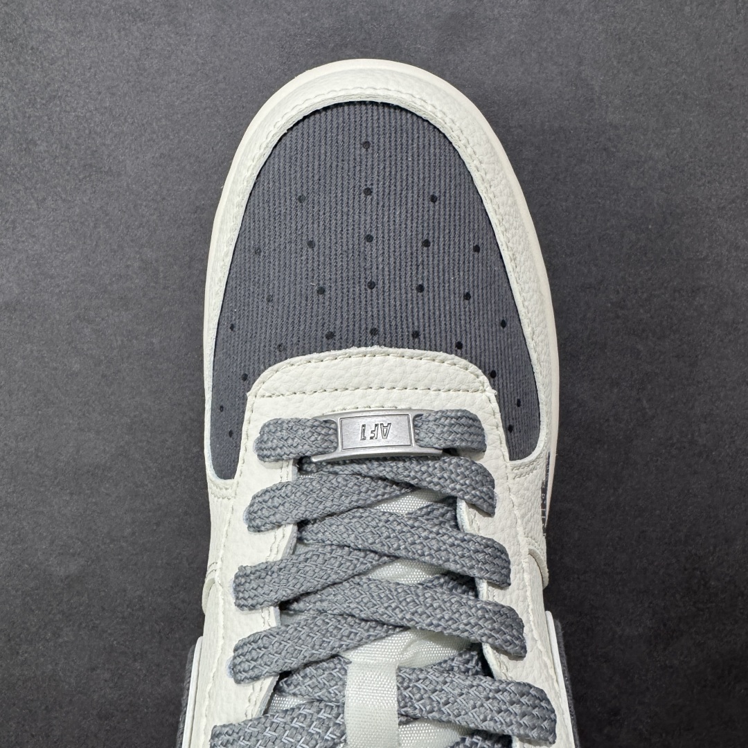 图片[8]-【定制版】Stussy x Nike Air Force 1 Low 斯图西 x 耐克 空军一号 低帮 联名米白灰 鞋身整体采用灰色帆布搭配米白色皮革框架覆盖层，设计独特且充满时尚感；鞋身两侧Swoosh Logo采用灰色帆布点缀，后跟装饰片使用白色制作，鞋头处迷你Swoosh Logo采用灰色压印妆点，鞋舌标签上以Stussy字样呈现，后跟Nike Swoosh Logo及Air辅以灰色刺绣打造，后跟侧方印有Stussy字样，彰显联名身份；最后以米白色中底搭配灰色橡胶外底完善整体设计收尾。 货号：JP8028-011 尺码：36-45带半码 编码：HXSB310320-选品中心