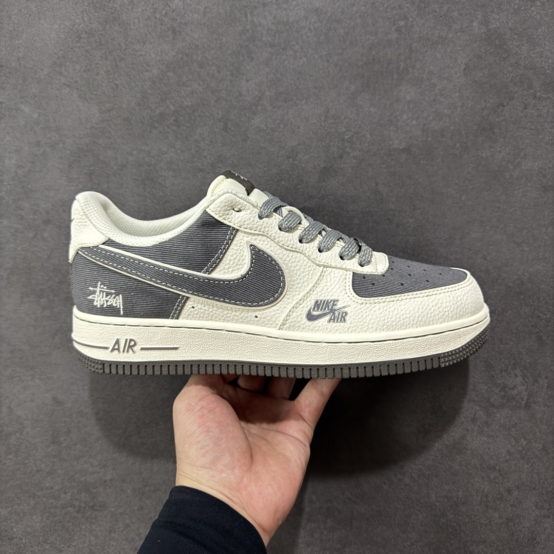 【定制版】Stussy x Nike Air Force 1 Low 斯图西 x 耐克 空军一号 低帮 联名米白灰 鞋身整体采用灰色帆布搭配米白色皮革框架覆盖层,设计独特且充满时尚感;鞋身两侧Swoosh Logo采用灰色帆布点缀,后跟装饰片使用白色制作,鞋头处迷你Swoosh Logo采用灰色压印妆点,鞋舌标签上以Stussy字样呈现,后跟Nike Swoosh Logo及Air辅以灰色刺绣打造,后跟侧方印有Stussy字样,彰显联名身份;最后以米白色中底搭配灰色橡胶外底完善整体设计收尾。 货号:JP8028-011 尺码:36-45带半码 编码:HXSB310320-选品中心